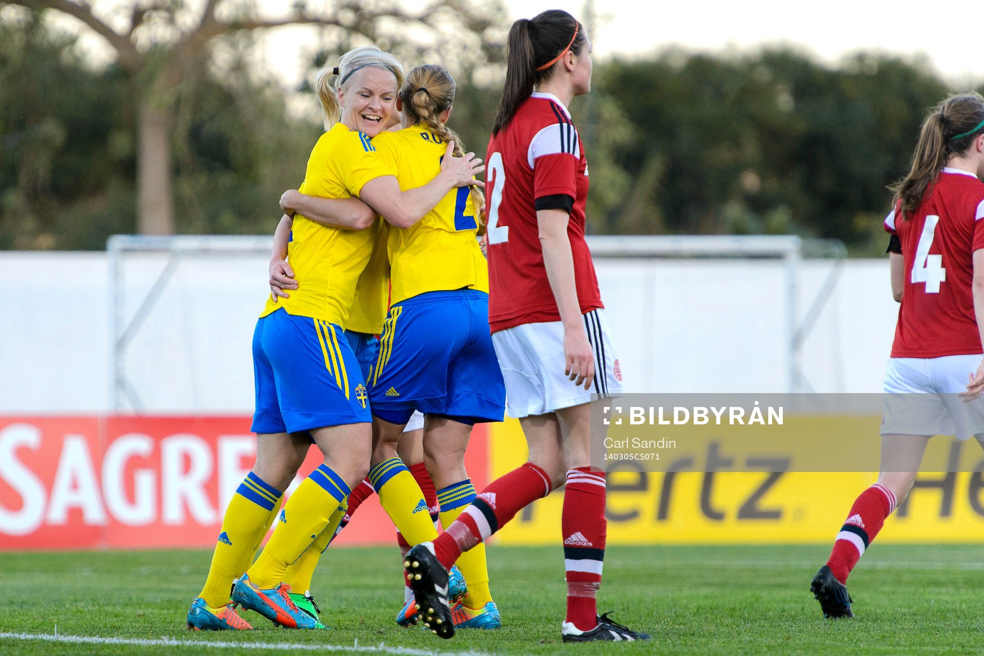 Sveriges Nilla Fischer kramar om Sveriges Charlotte Rohlin efter 2-0 i matchen mellan Sverige och Danmark under Algarve Cup den 5 mars 2014.