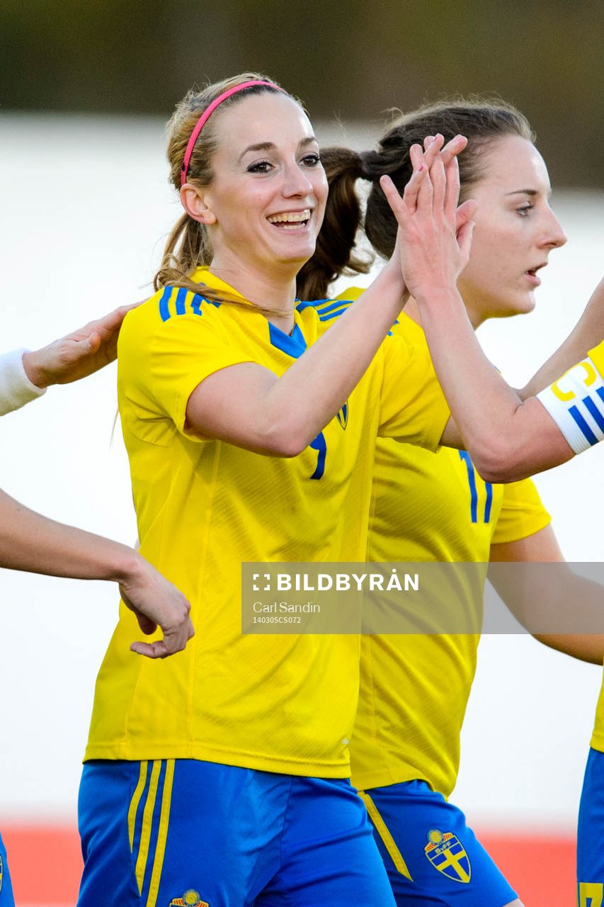 Sveriges Kosovare Asllani jublar efter 1-0 i matchen mellan Sverige och Danmark under Algarve Cup den 5 mars 2014.