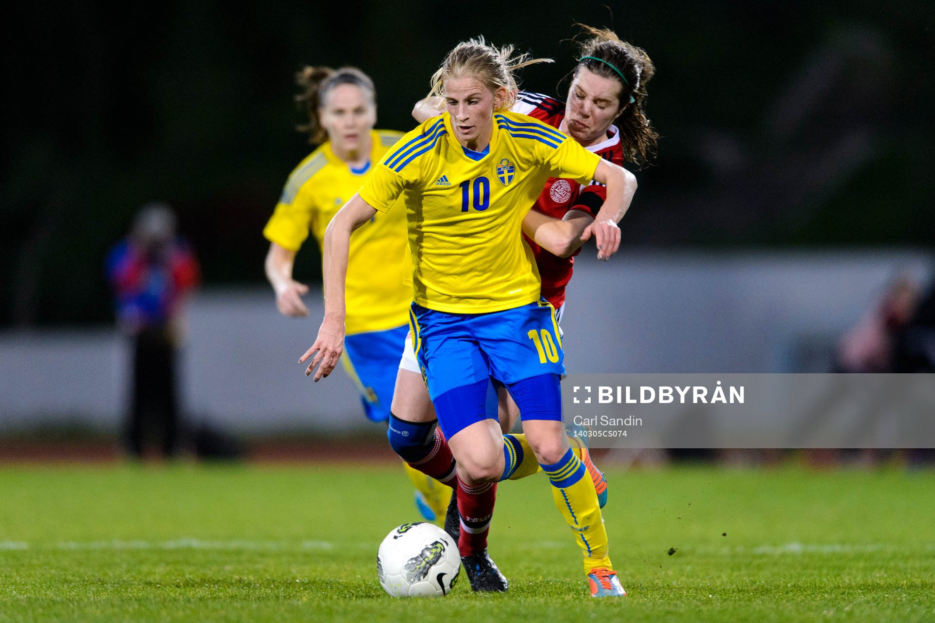 Sveriges Sofia Jakobsson med bollen i matchen mellan