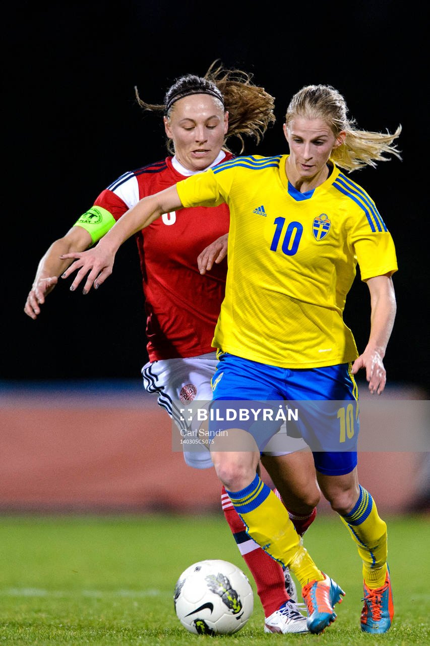 Sveriges Sofia Jakobsson jagas av Danmarks Mariann Gajhede