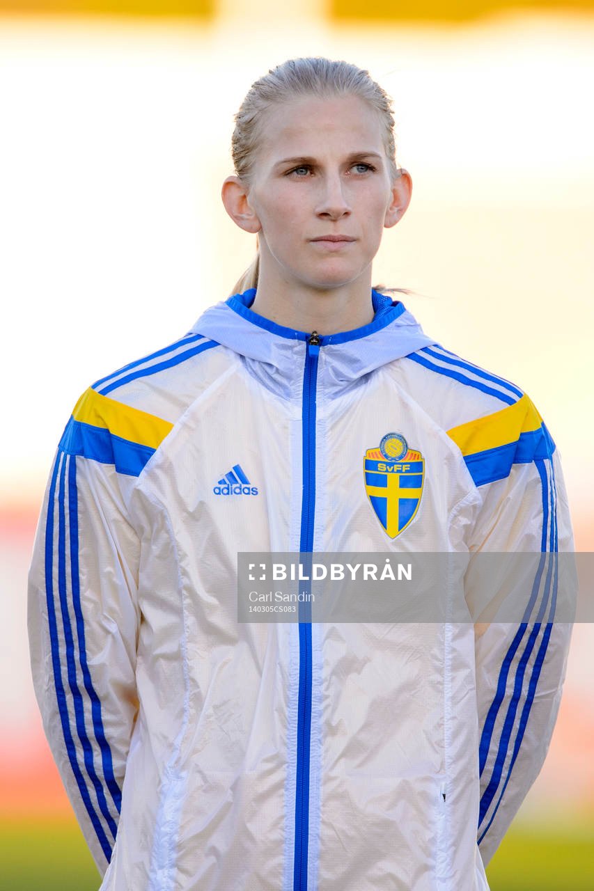Sveriges Sofia Jakobsson innan matchen mellan Sverige och