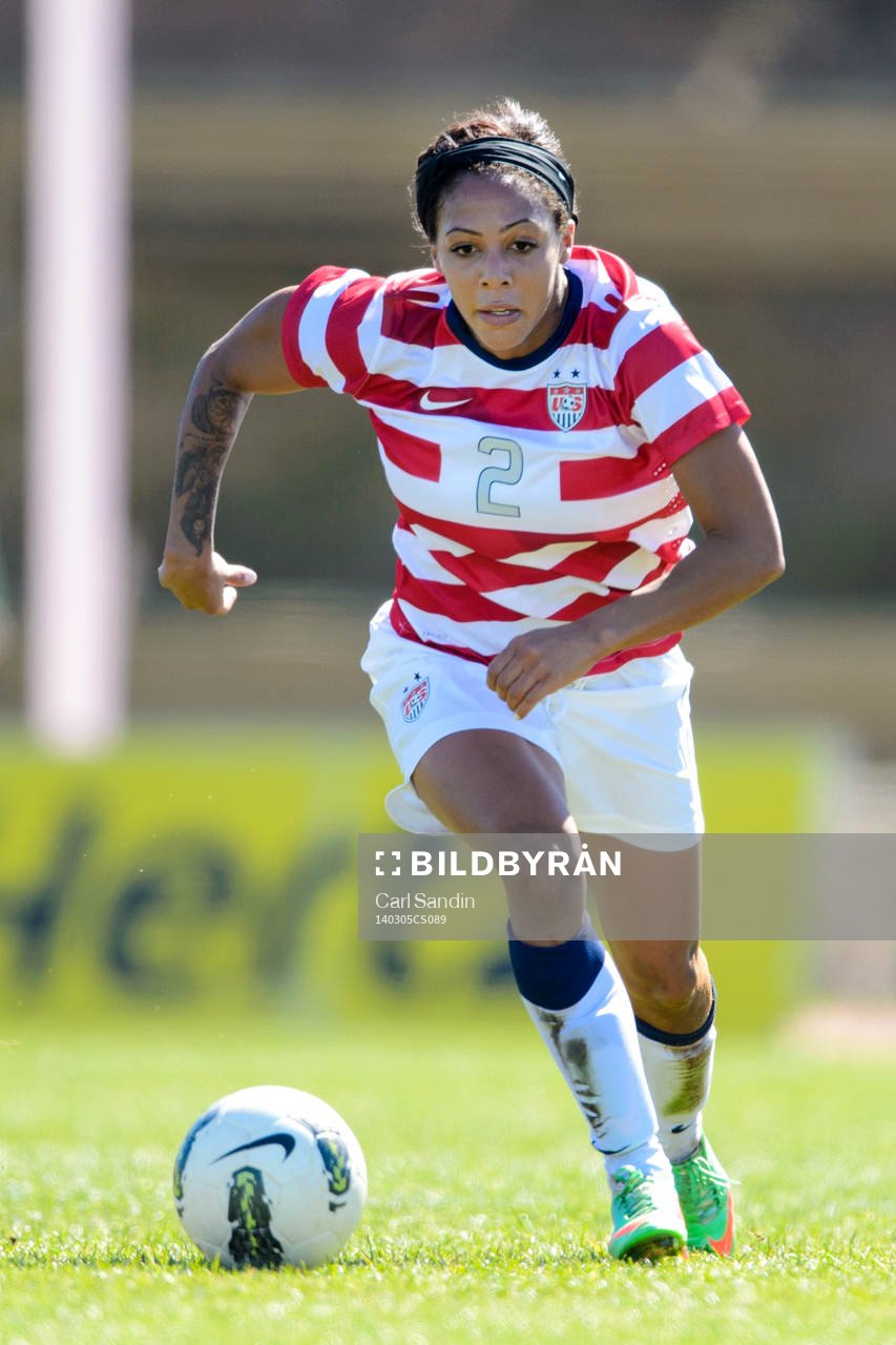 USAs Sydney Leroux med bollen i matchen mellan Japan och USA