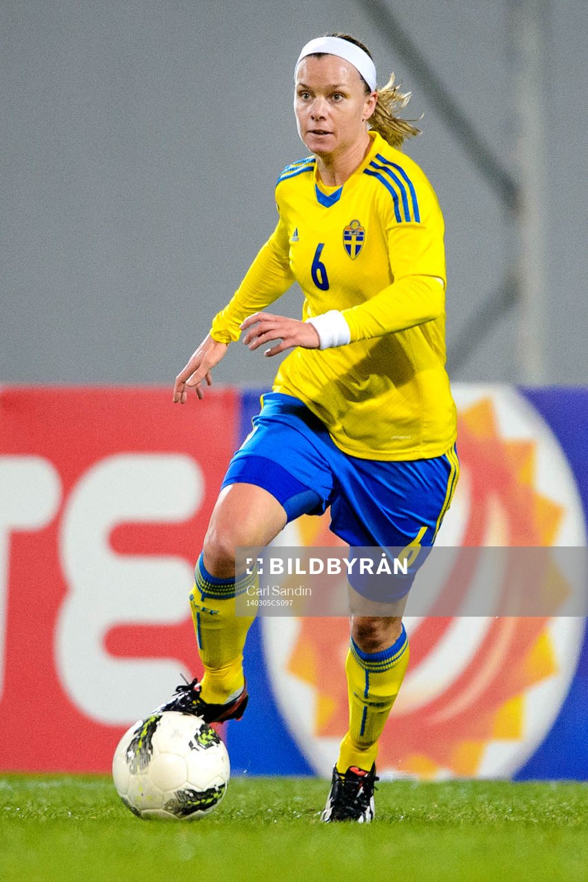 Sveriges Sara Thunebro med bollen i matchen mellan Sverige