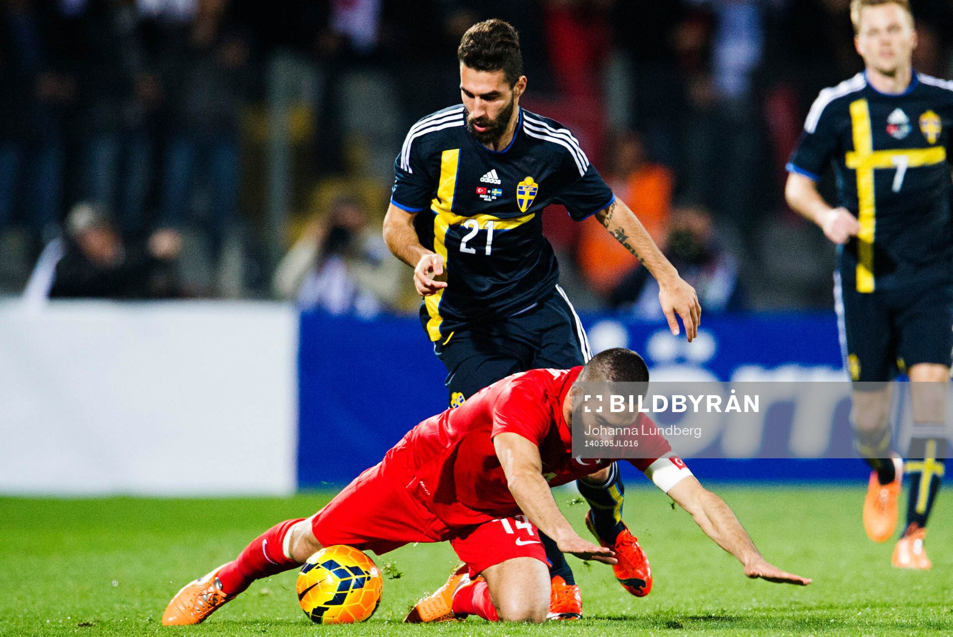 Sveriges  Jimmy Durmaz   och Turkiet  Arda Turan