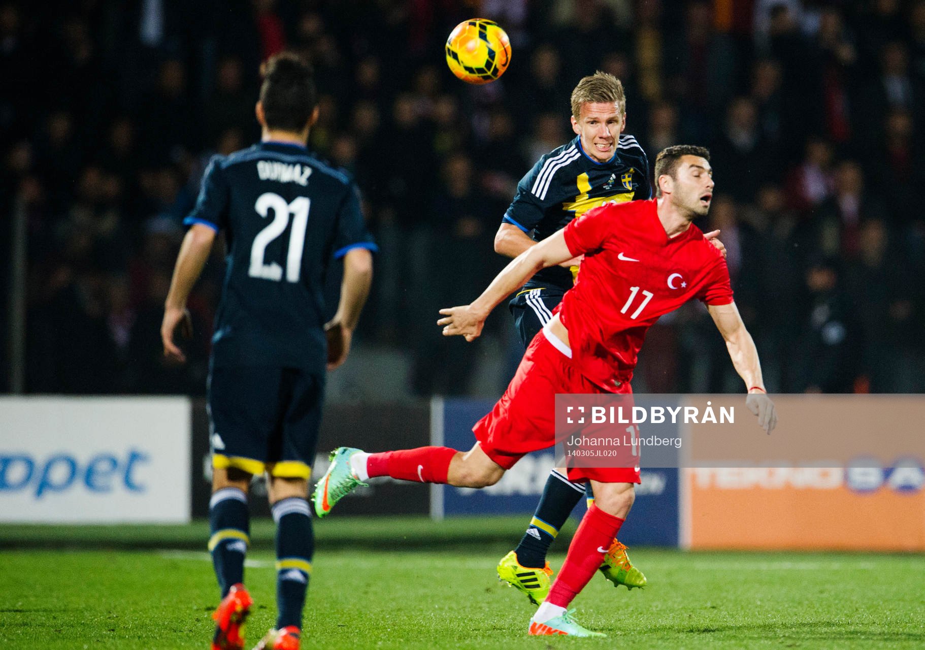 Sveriges Pontus Wernbloom och Turkiets Burak Yilmaz
