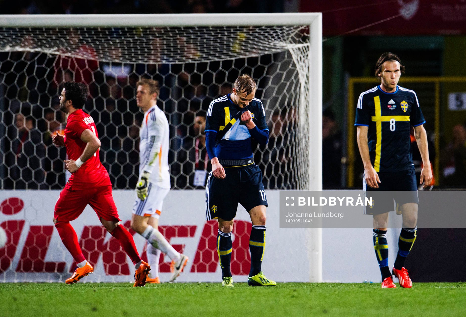 Sveriges  Joel Ekstrand  och Albin Ekdal deppar