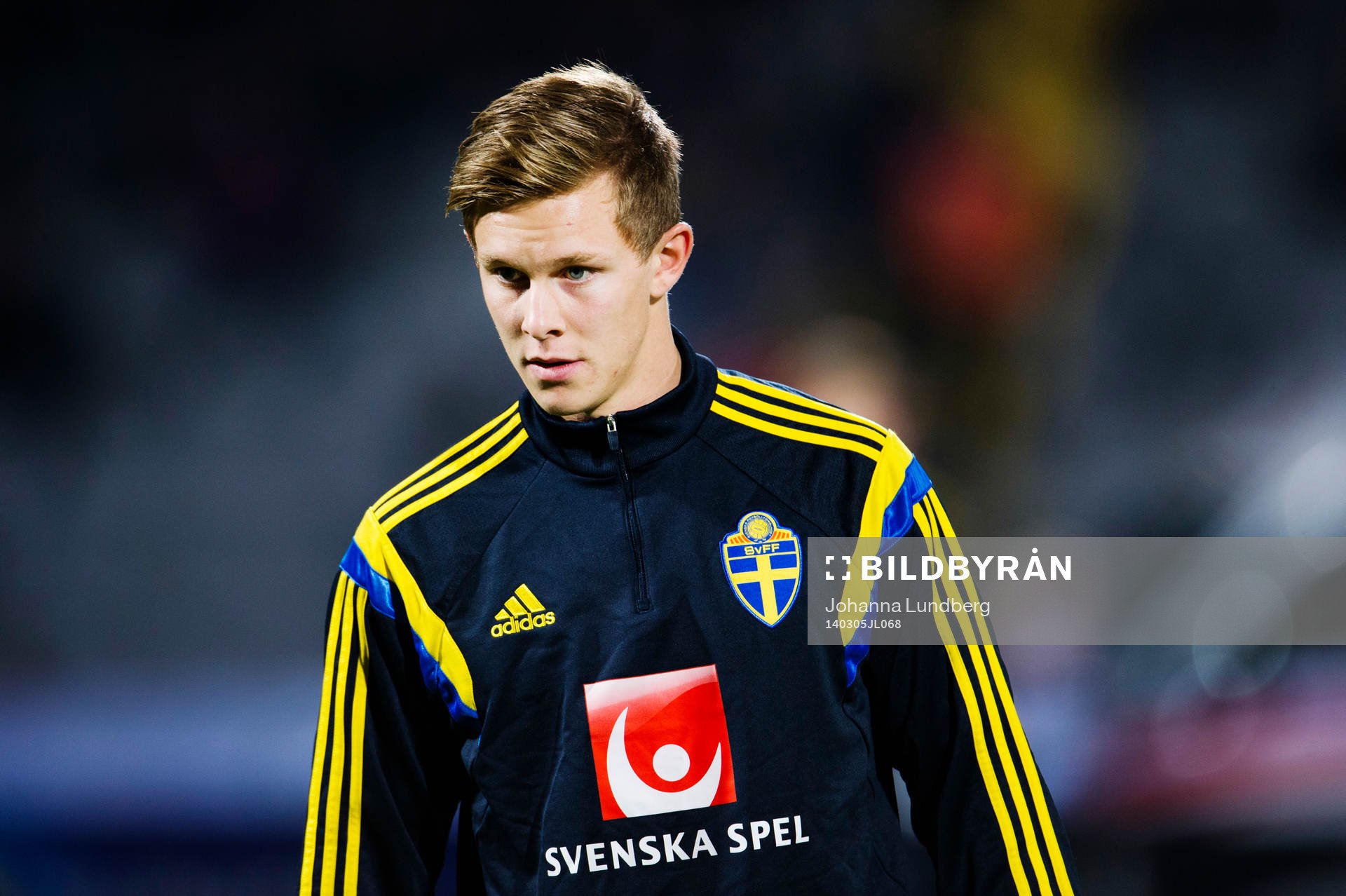 Sveriges  Emil Krafth värmer upp