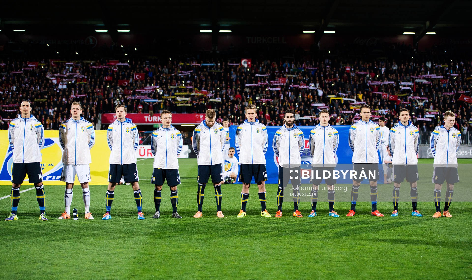 Sveriges spelare står uppradade fr.v. Zlatan Ibrahimovic, målvakt Johan Dahlin, Mikael Antonsson, Pierre Bengtsson, Rasmus Bengtsson, Pontus Wernbloom, Jimmy Durmaz, Alexander Kacaniklic, Albin Ekdal, Marcus Berg och Sebastian Larsson inför fotbollsmatchen mellan Sverige och Turkiet den 5 mars 2014 i Ankara.