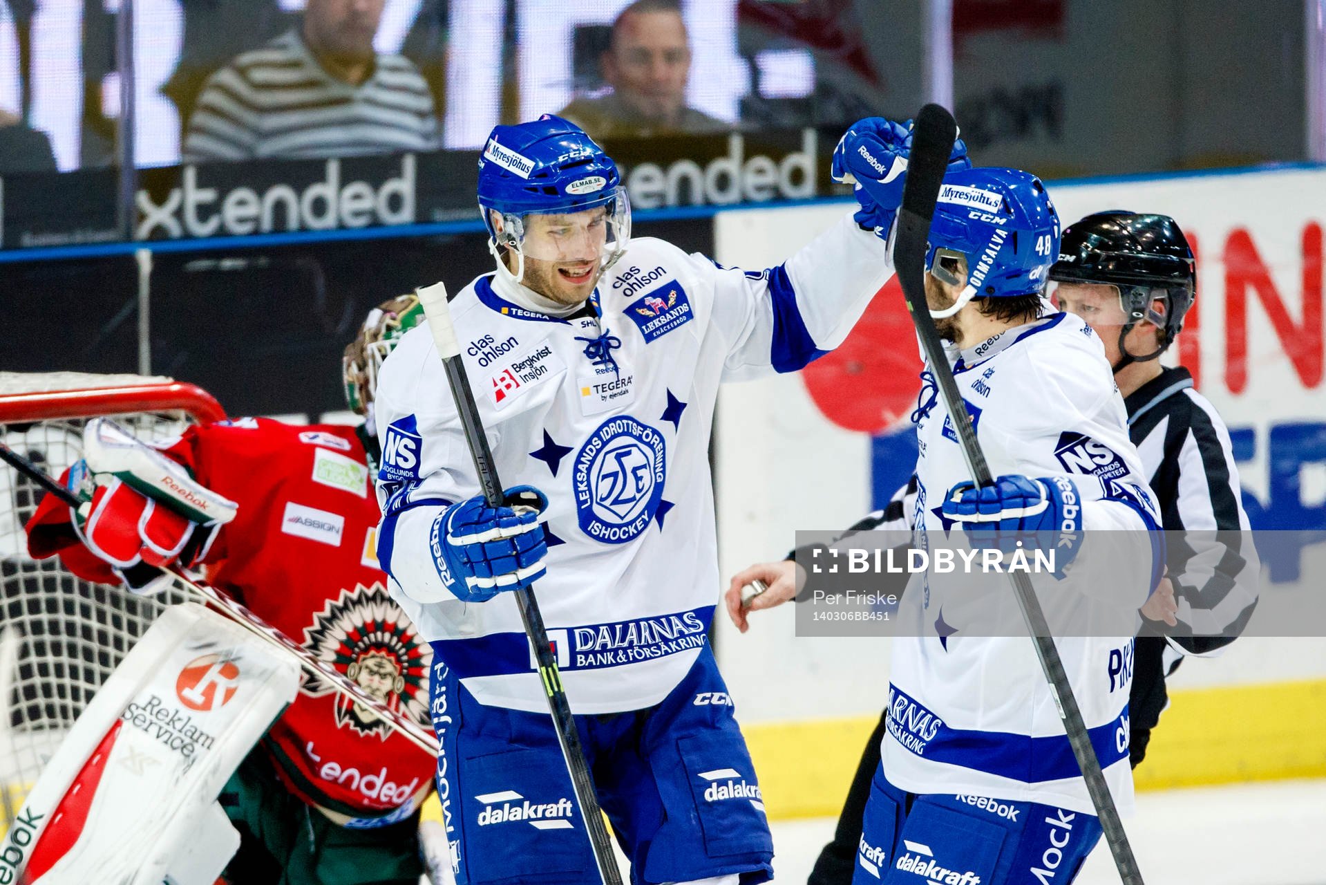 Leksands Fabian Brunnström (v) jublar och gratuleras av