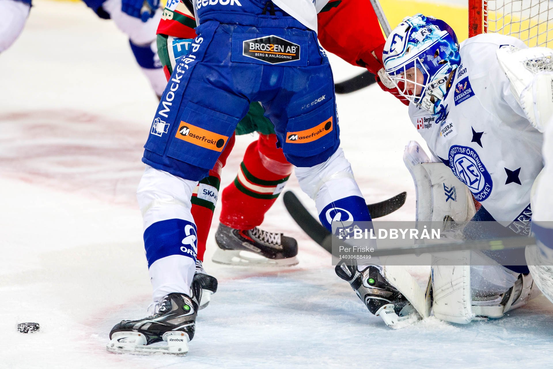Leksands målvakt Oscar Ahlsenfelt fokuserar på pucken