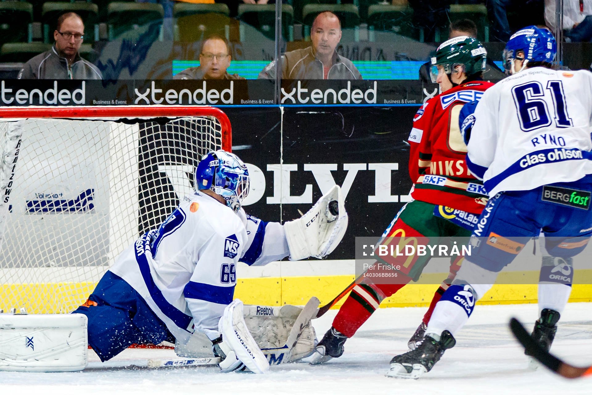 Leksands målvakt Oscar Ahlsenfelt räddar ett skott med