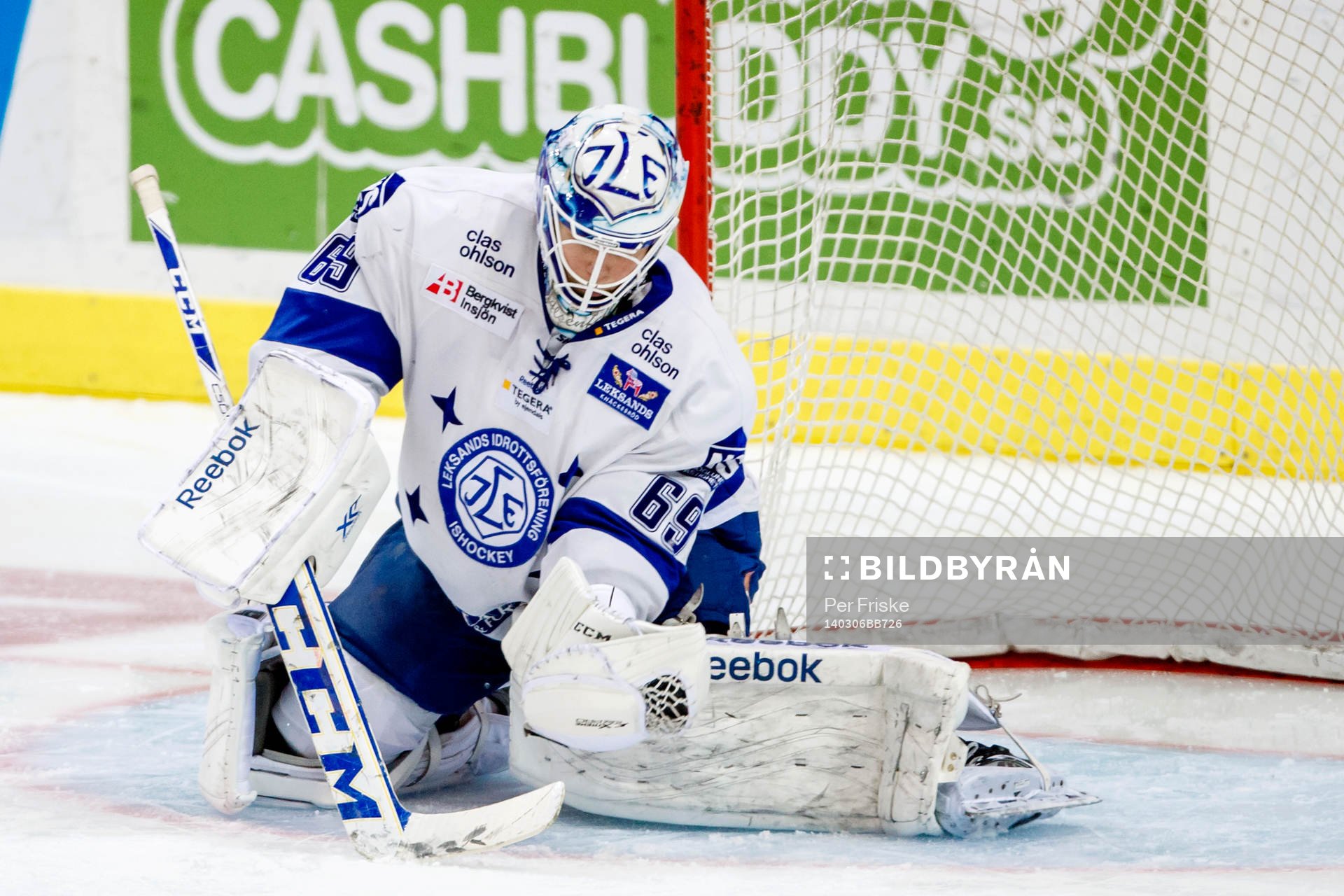 Leksands målvakt Oscar Ahlsenfelt räddar ett skott med