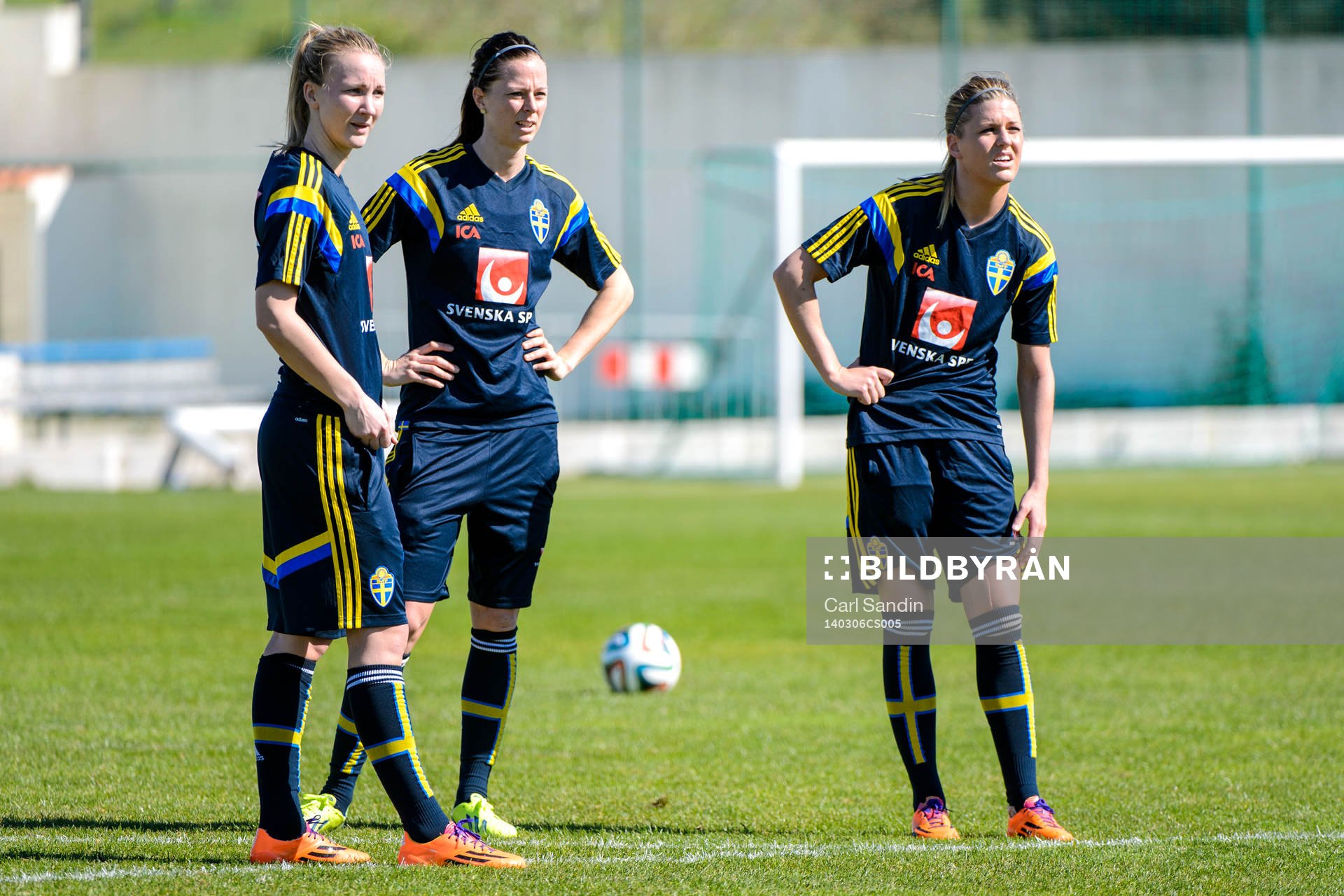 Sveriges Emma Lund, Lotta Schelin och Olivia Schough på en träning under Algarve Cup den 6 mars 2014.