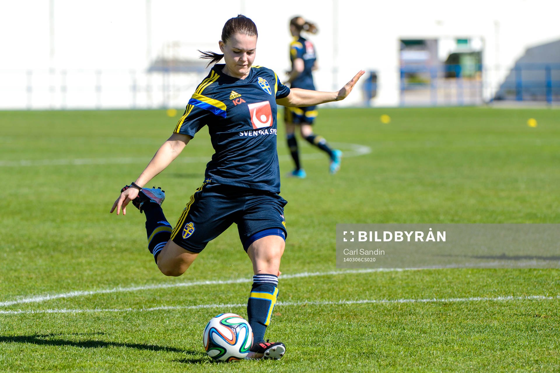 Sveriges Emilia Appelqvist  laddar för skott på en träning under Algarve Cup den 6 mars 2014.