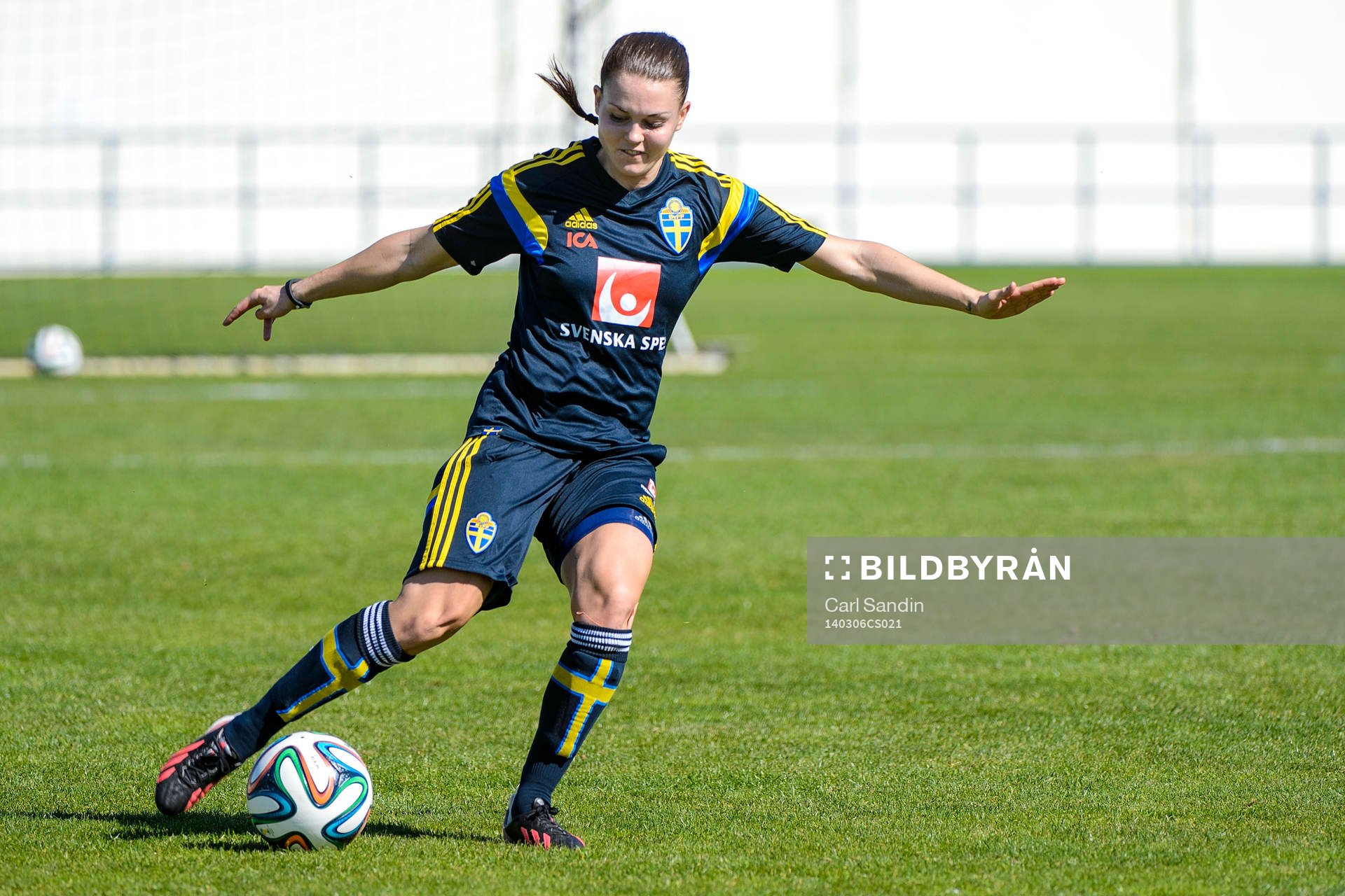 Sveriges Emilia Appelqvist laddar för skott på en träning under Algarve Cup den 6 mars 2014.