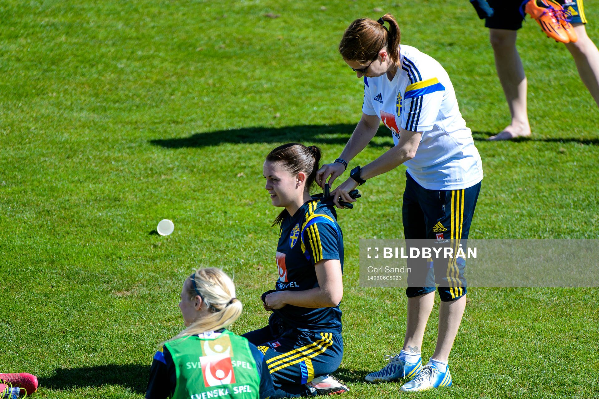 Sveriges fysiolog Helena Andersson samlar in GPS-sändarna efter en träning under Algarve Cup den 6 mars 2014.
