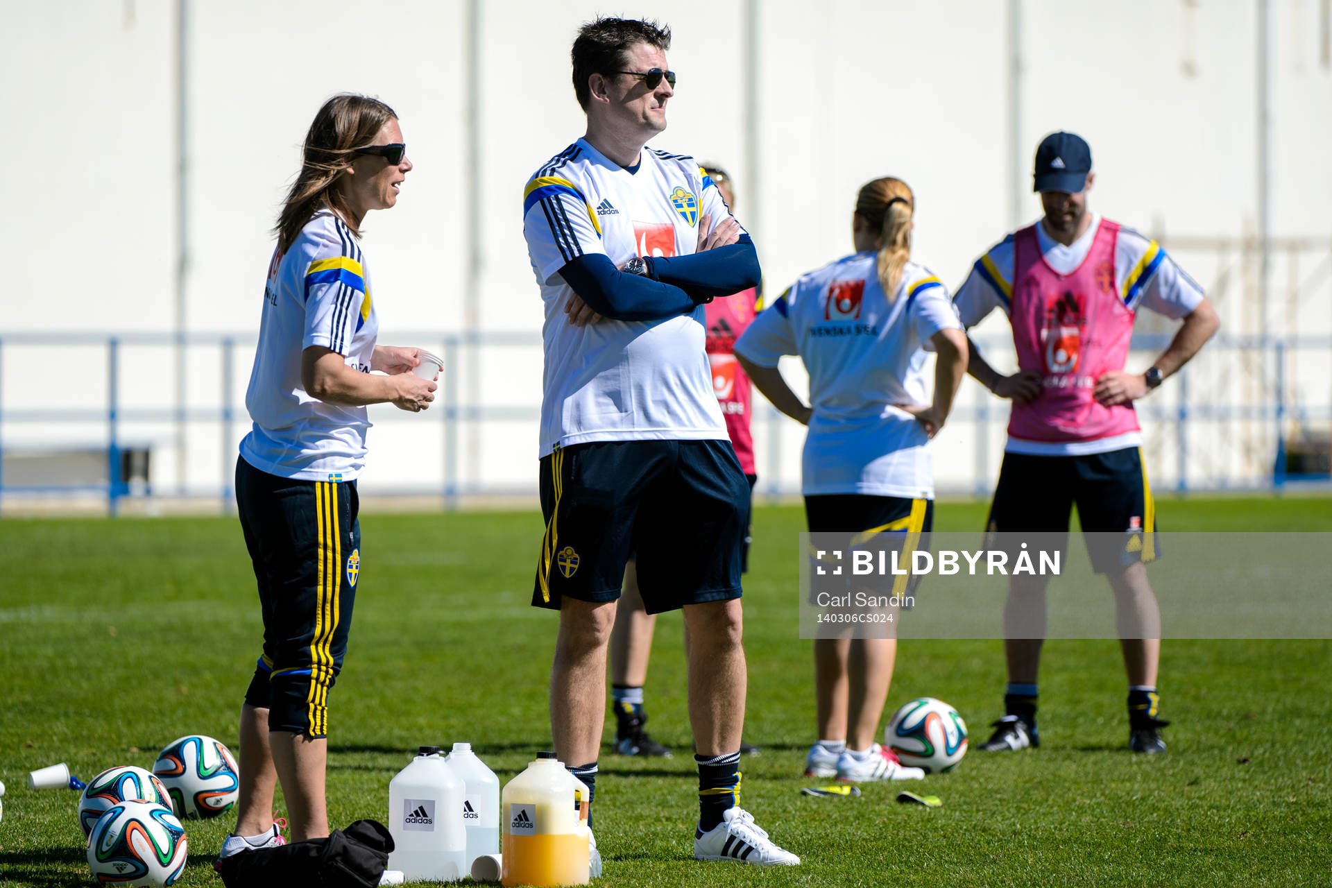 Sveriges sjukgymnast Karin Schröder och läkare Mats Börjesson på en träning under Algarve Cup den 6 mars 2014.