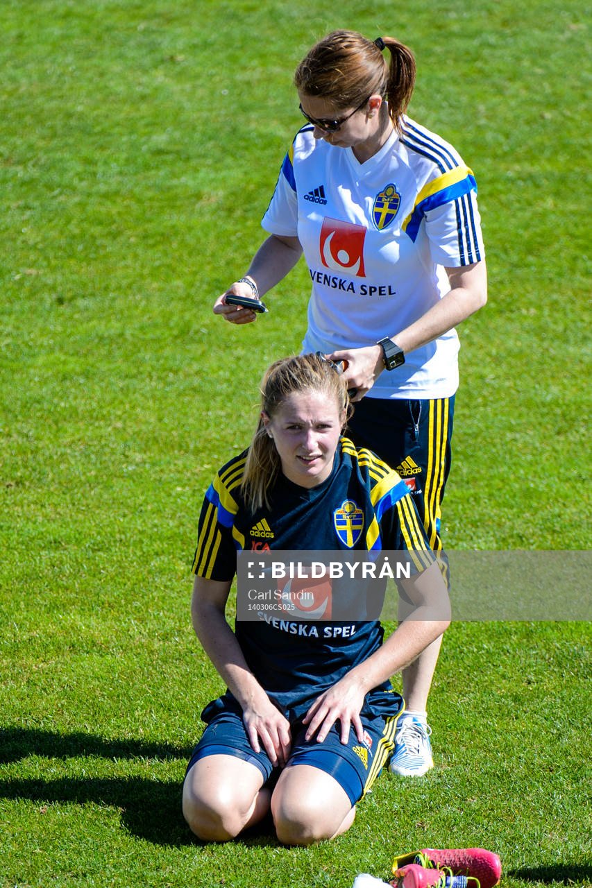 Sveriges fysiolog Helena Andersson samlar in GPS-sändarna efter en träning under Algarve Cup den 6 mars 2014.