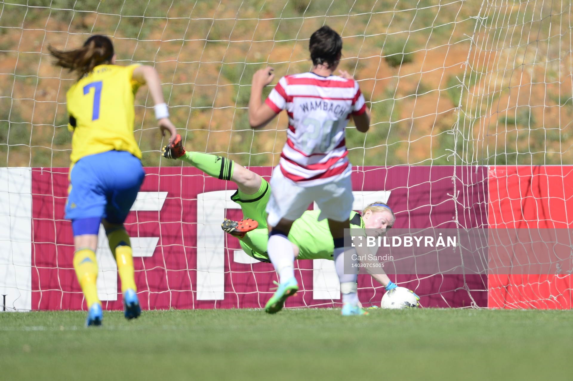 Hedvig Lindahl räddar en straff slagen av Abby Wambach