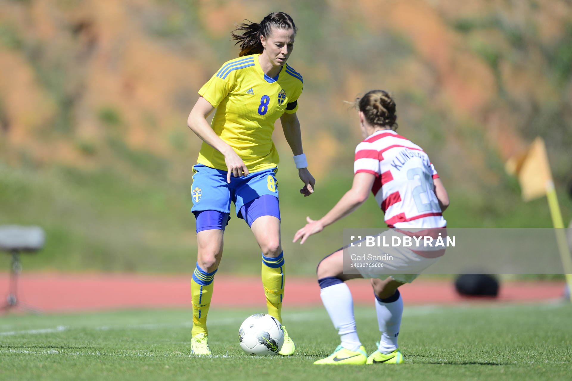 Lotta Schelin, Sverige utmanar Meghan Klingenberg under fotbollsmatchen mellan Sverige och USA i Algarve Cup den 7 mars 2014.