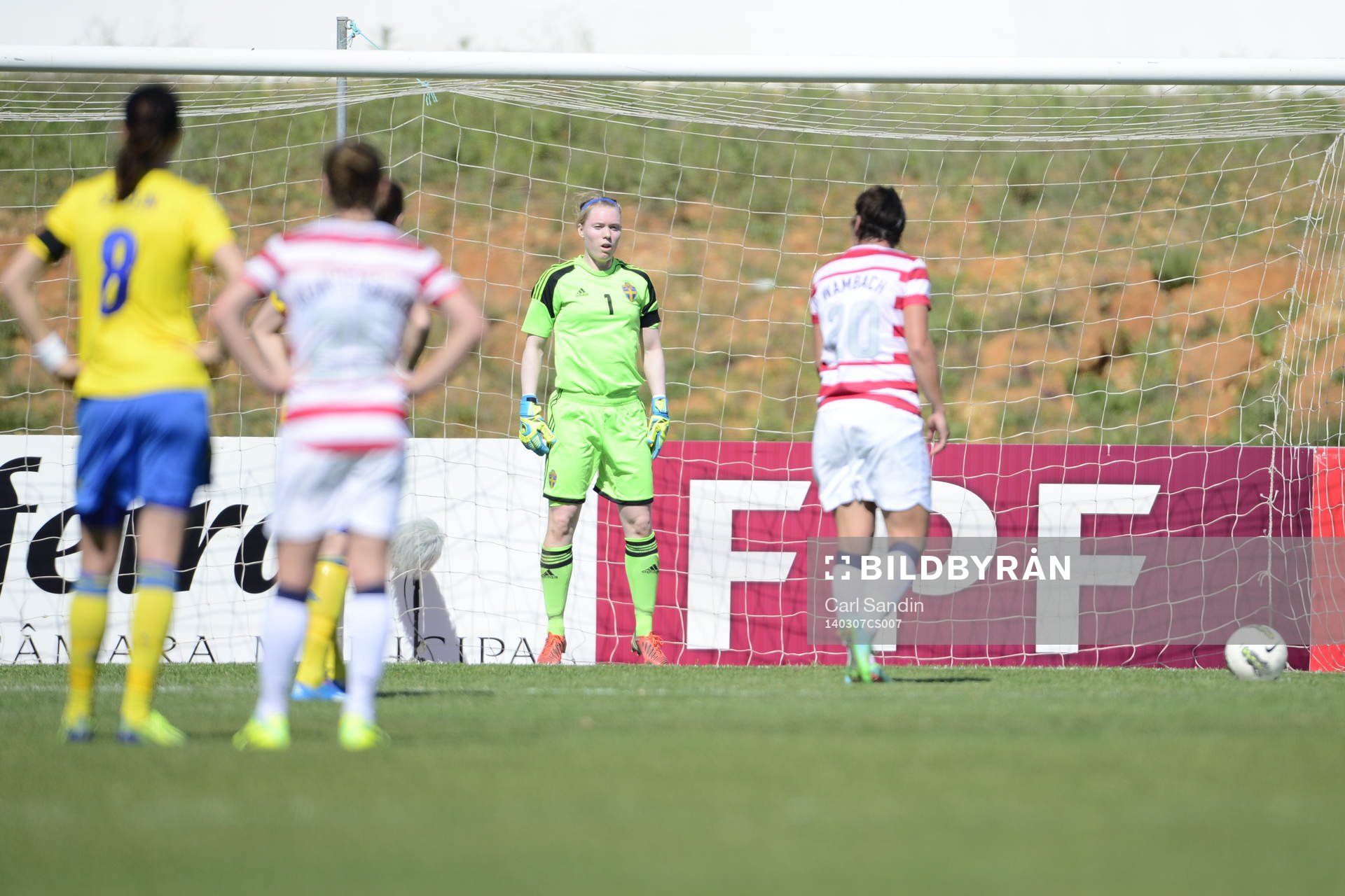 Hedvig Lindahl räddar en straff slagen av Abby Wambach