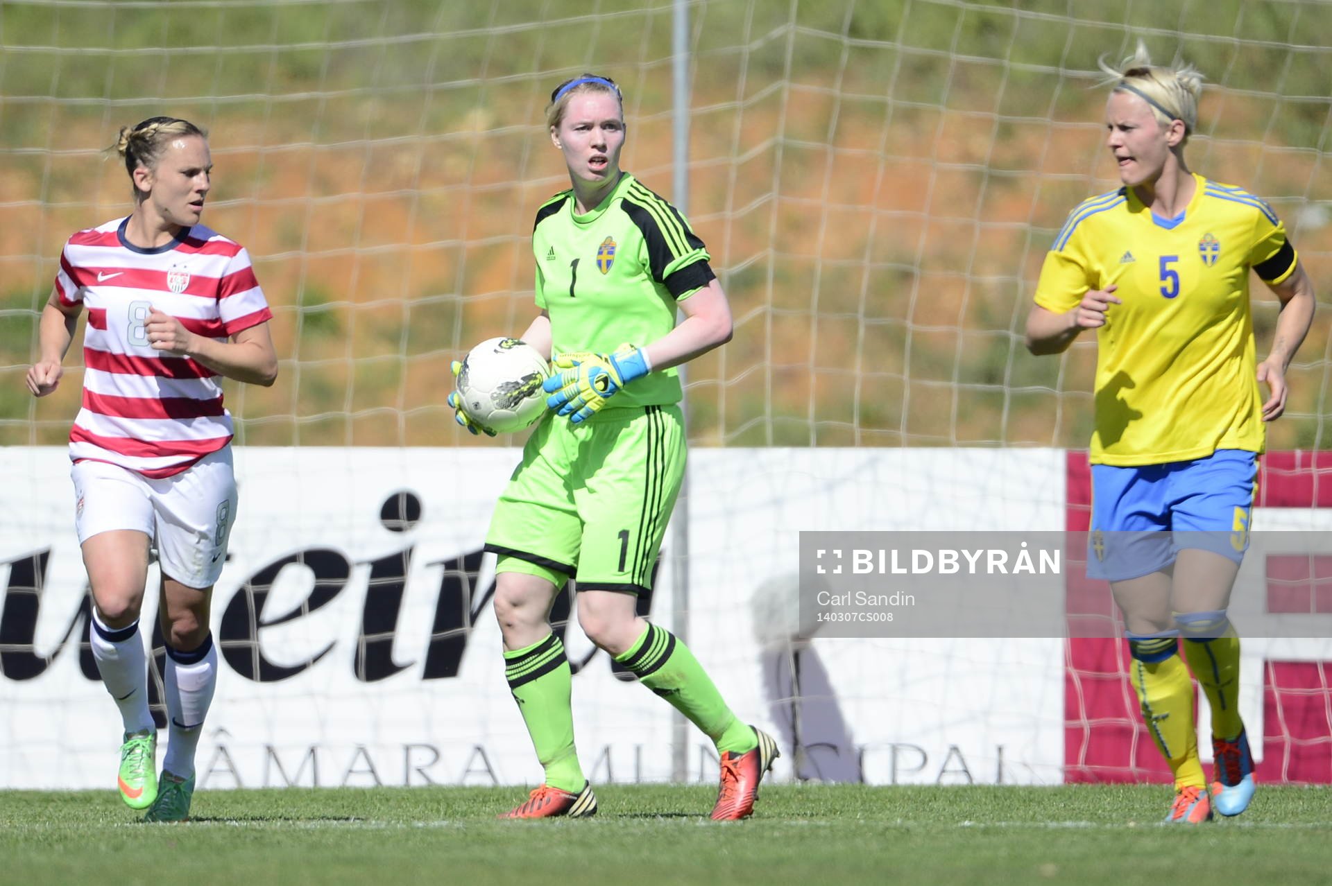 Hedvig Lindahl räddar en straff slagen av Abby Wambach