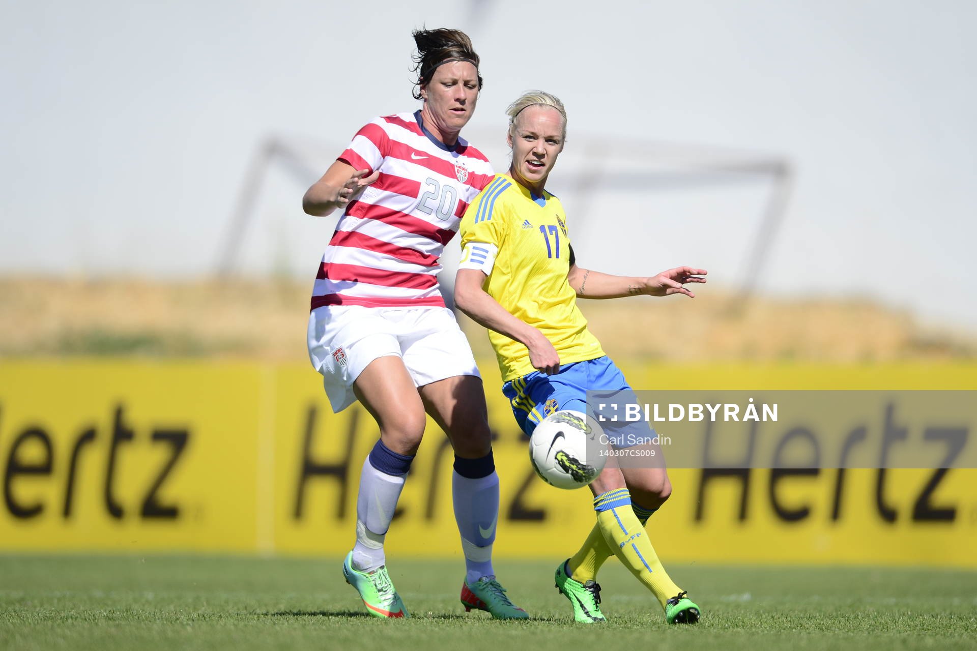 Caroline Seger, Sverige och Abby Wambach i kamp om bollen