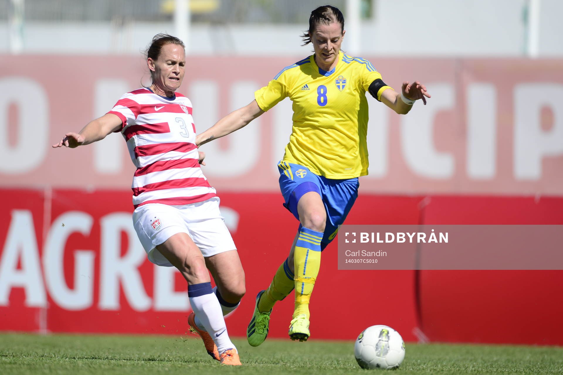 Lotta Schelin rycker ifrån Christie Rampone