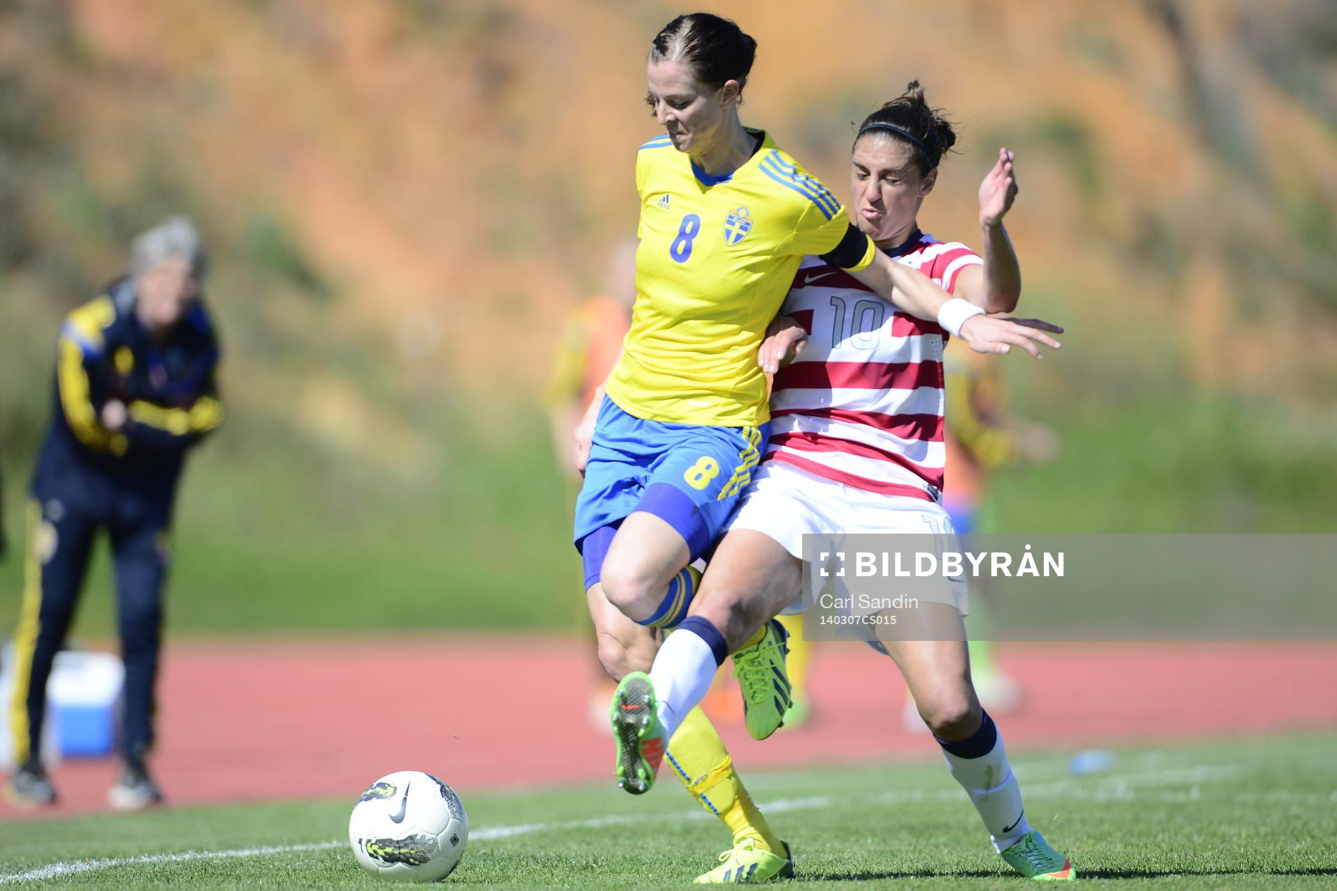 Lotta Schelin och Carli Lloyd i kamp om bollen