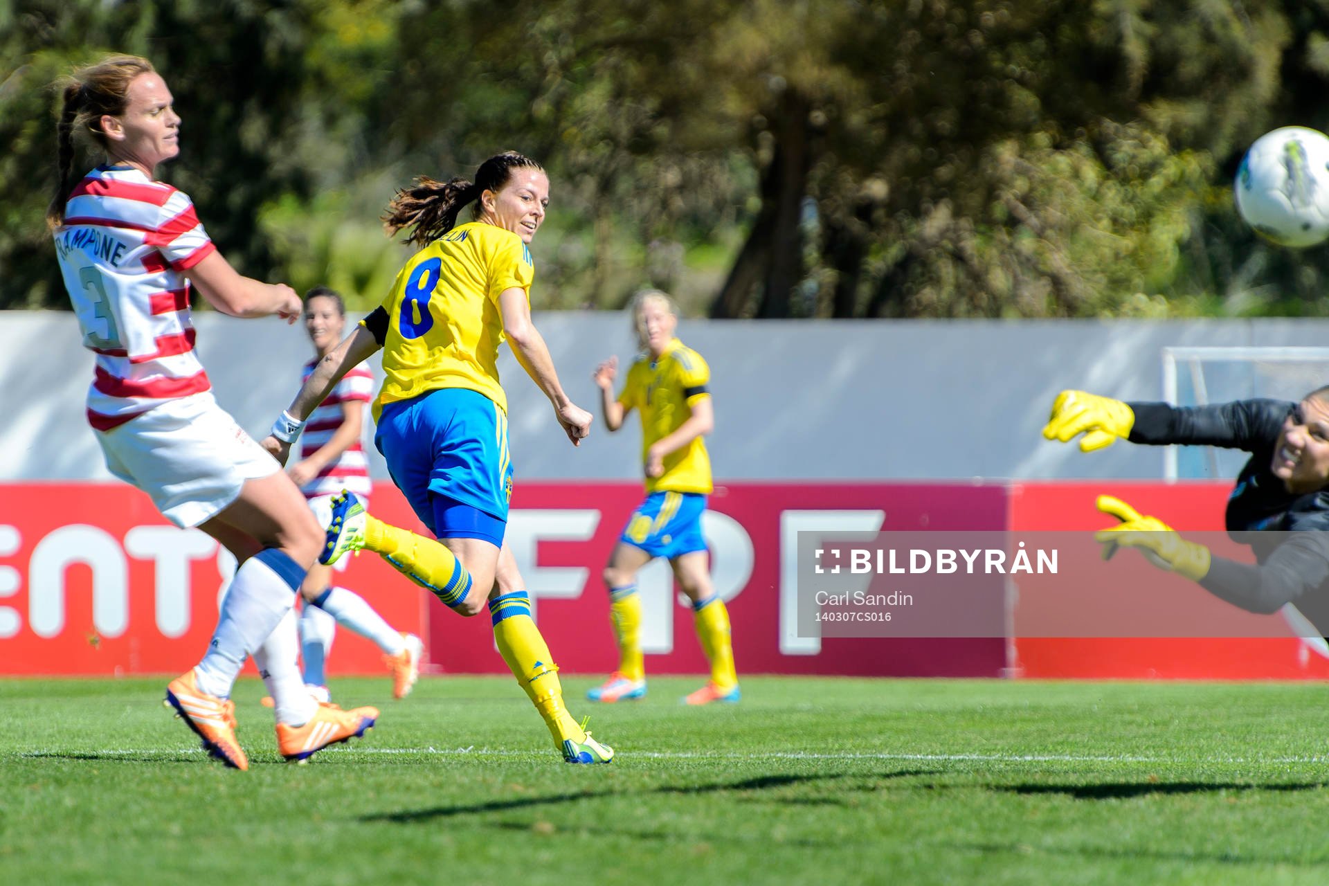  Sveriges Lotta Schelin gör 1-0