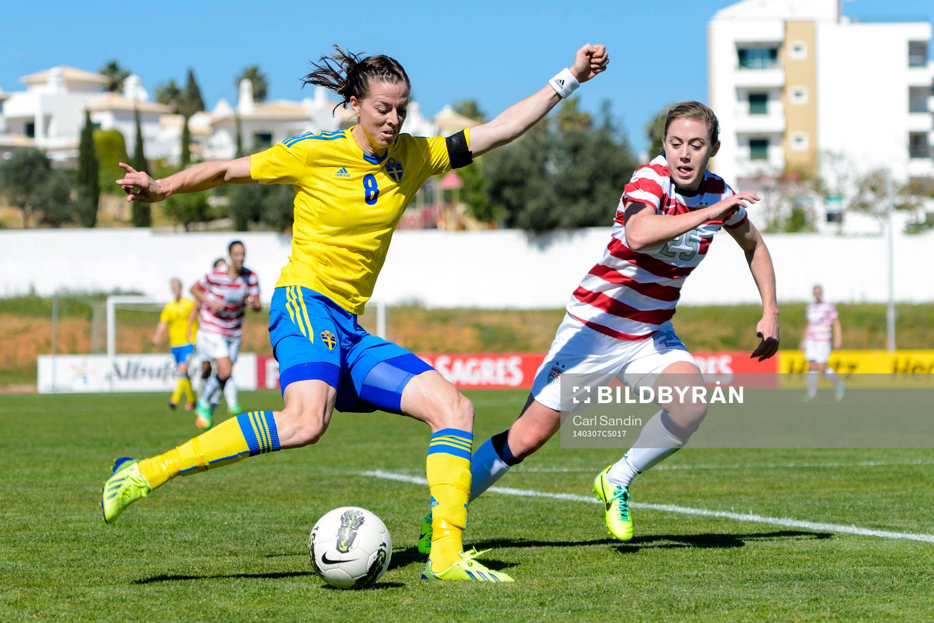 Sveriges Lotta Schelin laddar för skott framför USAs