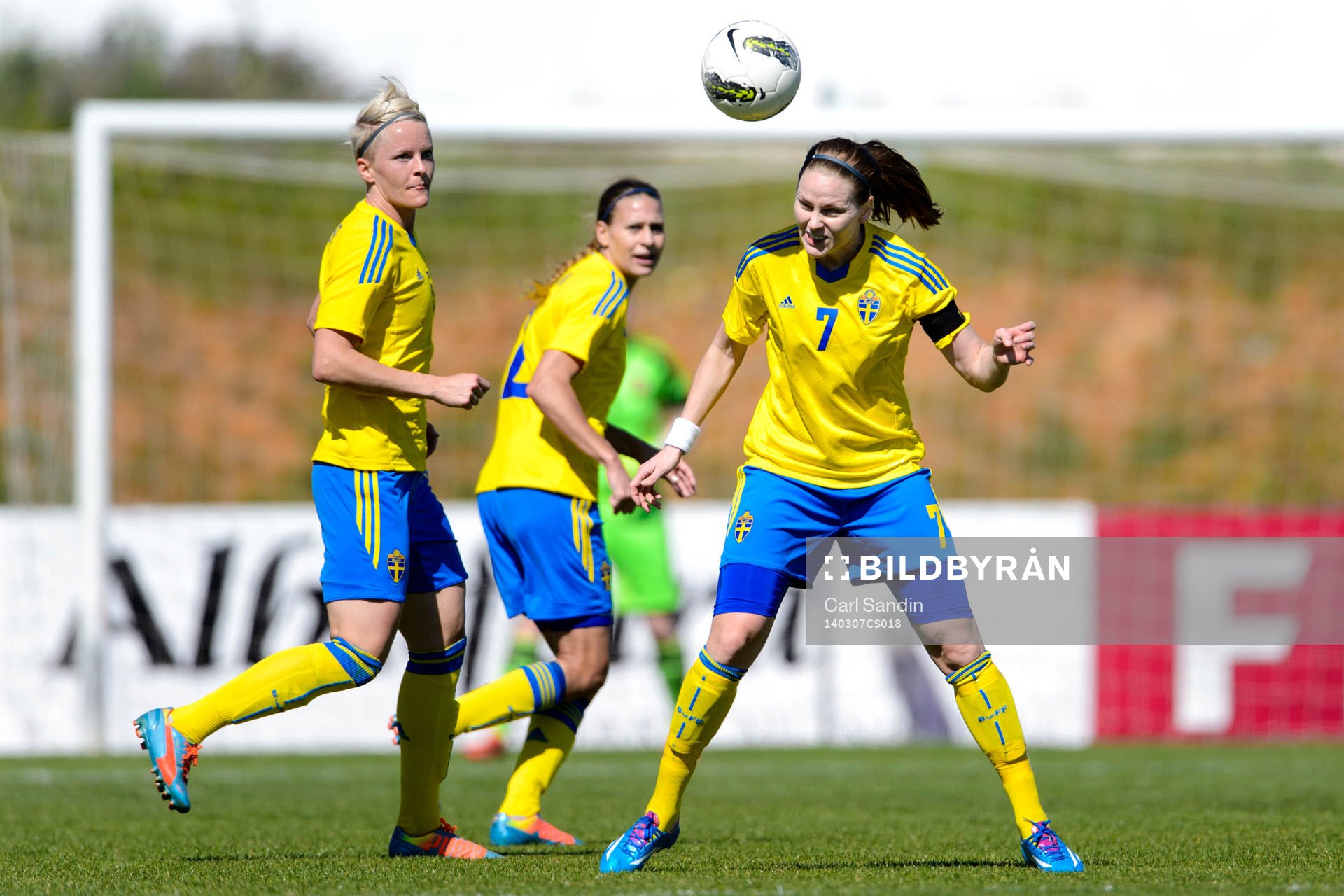 Sveriges Lisa Dahlkvist nickar bollen