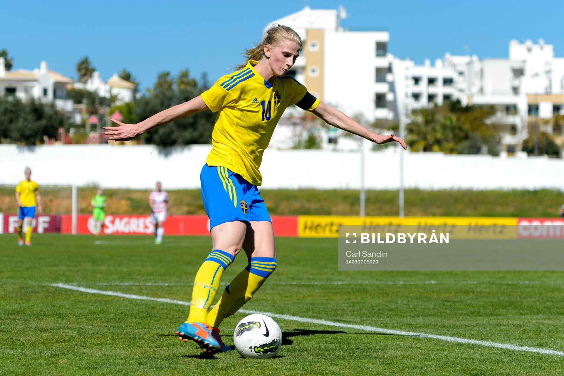 Sveriges Sofia Jakobsson laddar för skott