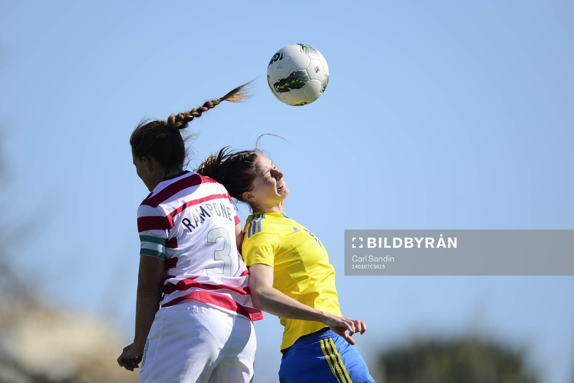 Lotta Schelin i en nickduell med Christie Rampone under fotbollsmatchen mellan Sverige och USA i Algarve Cup den 7 mars 2014.