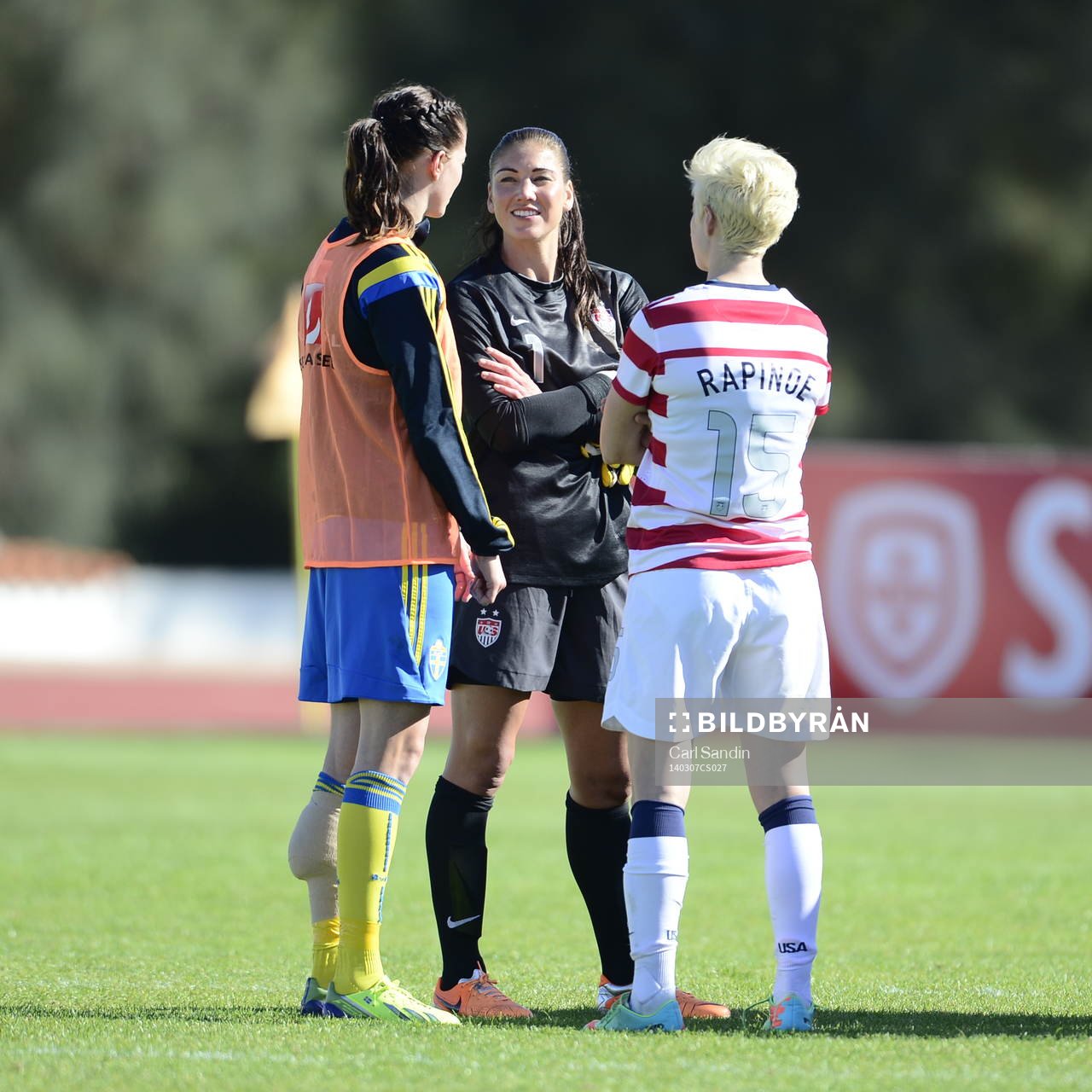 Lotta Schelin i samspråk med Megan Rapinoe