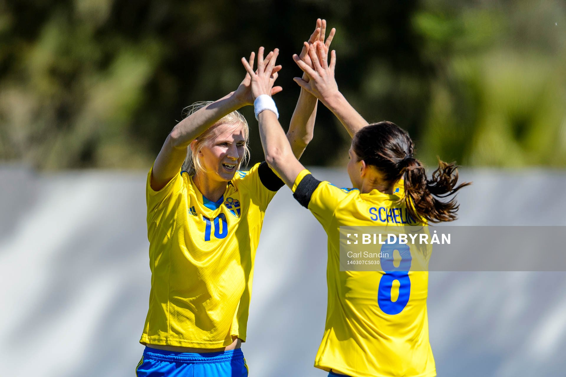 Sveriges Sofia Jakobsson och Lotta Schelin firar