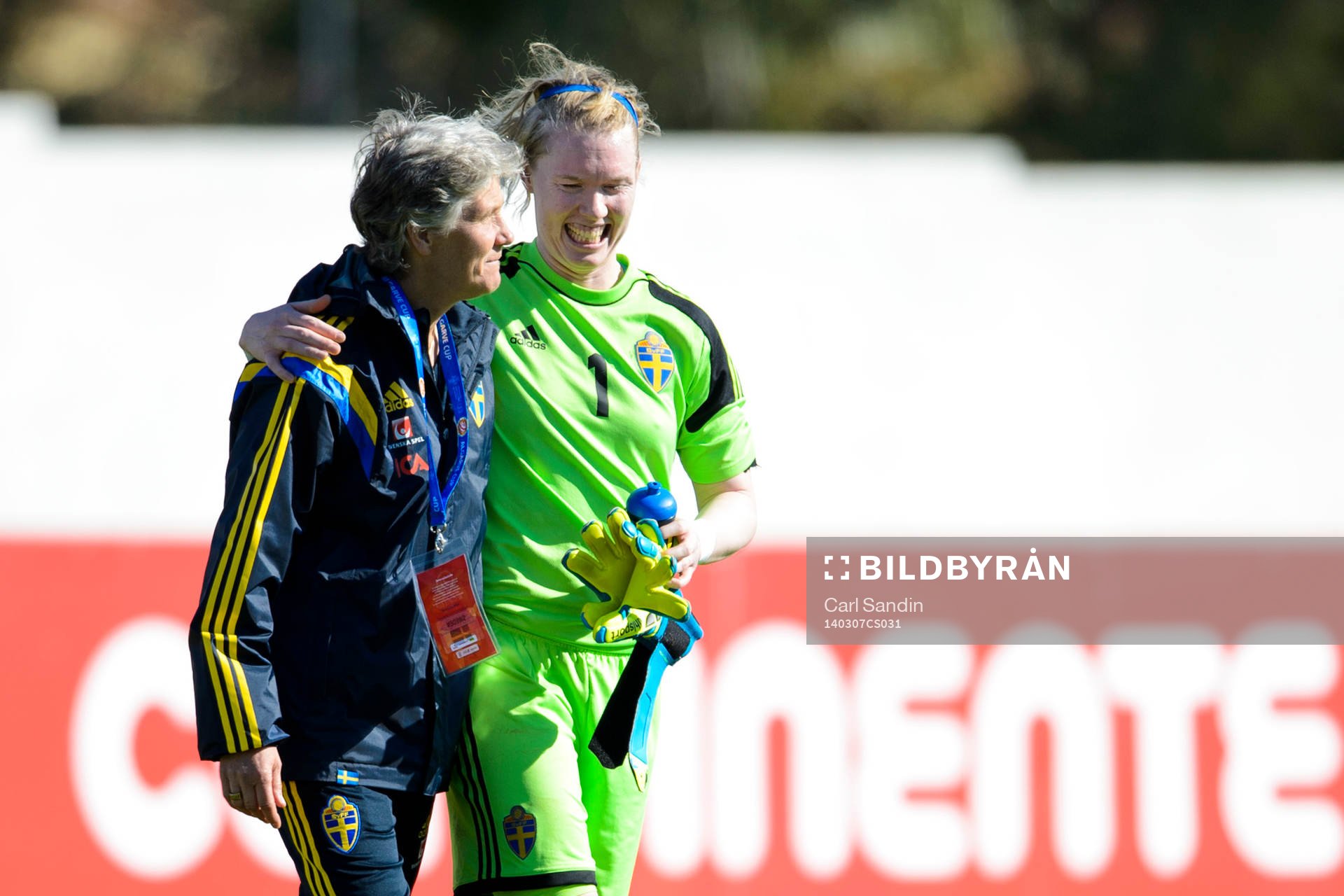Sveriges förbundskapten Pia Sundhage och målvakt Hedvig Lindahl efter fotbollsmatchen mellan Sverige och USA i Algarve Cup den 7 mars 2014.