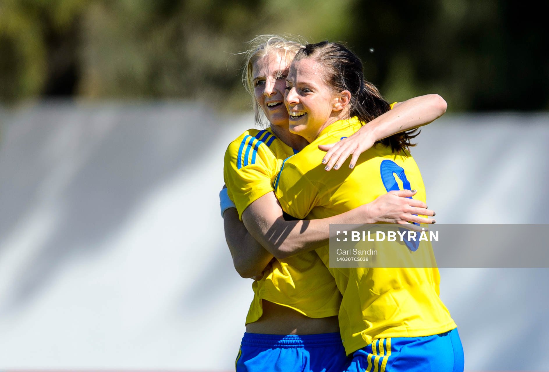 Sveriges Sofia Jakobsson och Lotta Schelin jublar