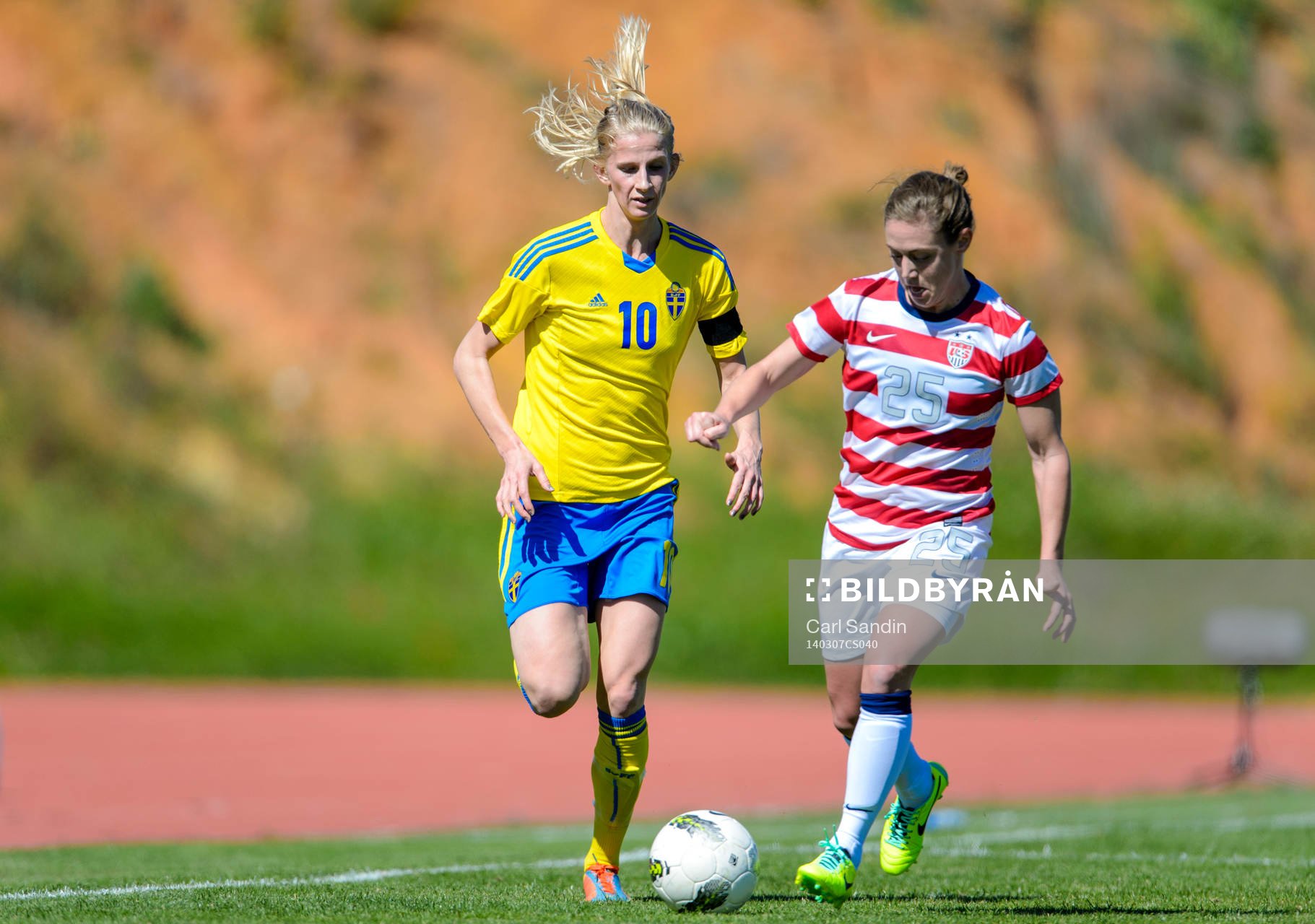 Sveriges Sofia Jakobsson jagar USAs Meghan Klingenberg