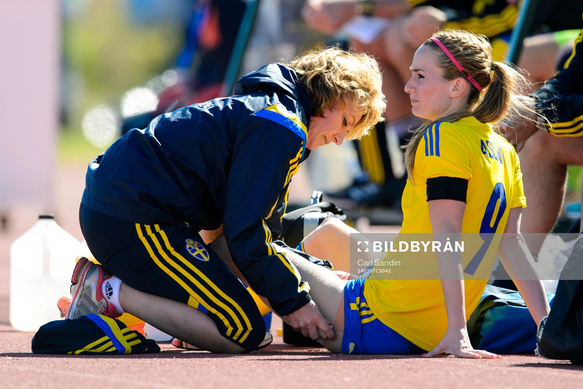 Sveriges Kosovare Asllani får vänster lår lindat