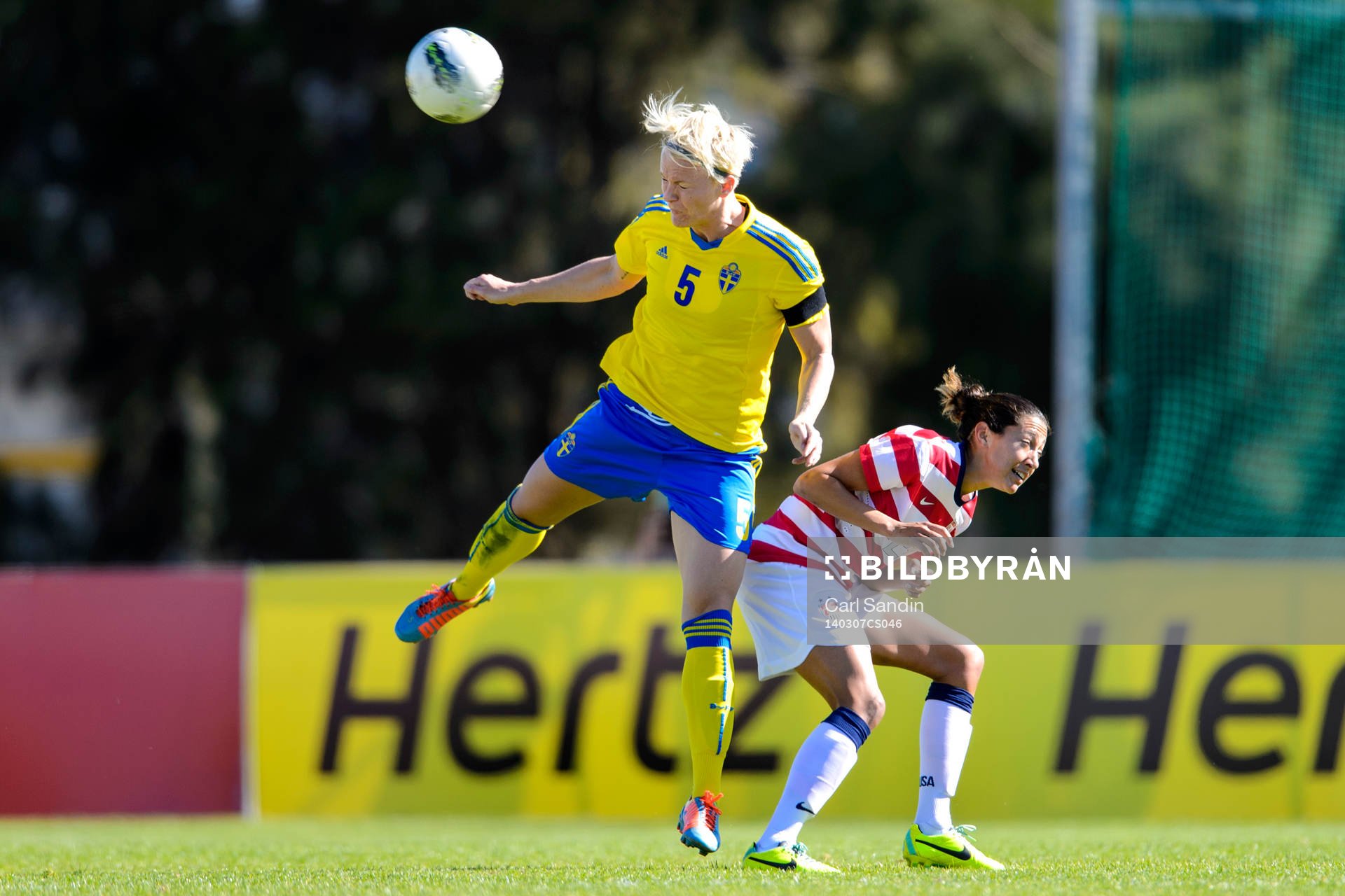 Sveriges Nilla Fischer i närkamp med USAs Christen Press under fotbollsmatchen mellan Sverige och USA i Algarve Cup den 7 mars 2014.