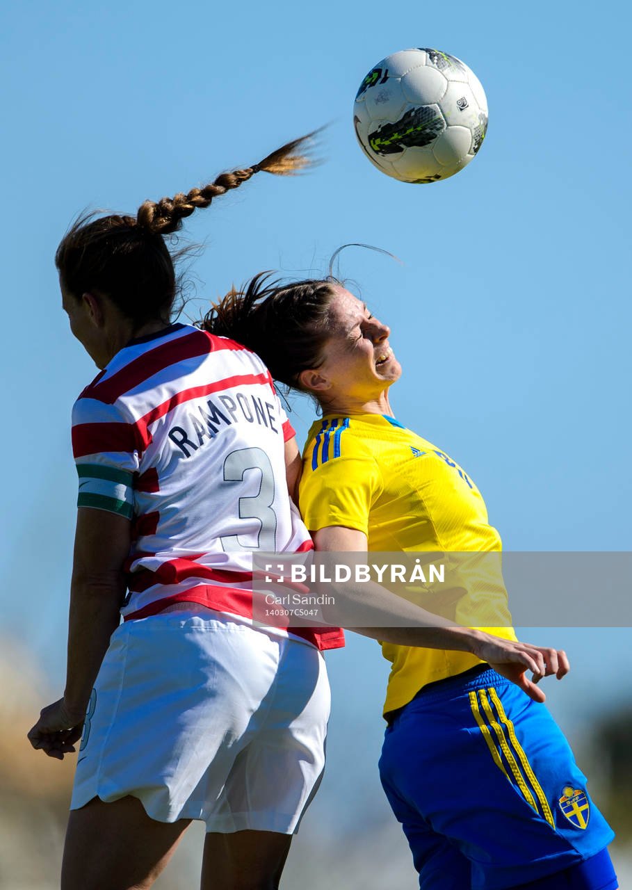 Sveriges Lotta Schelin i nickduell med USAs Christie Rampone under fotbollsmatchen mellan Sverige och USA i Algarve Cup den 7 mars 2014.