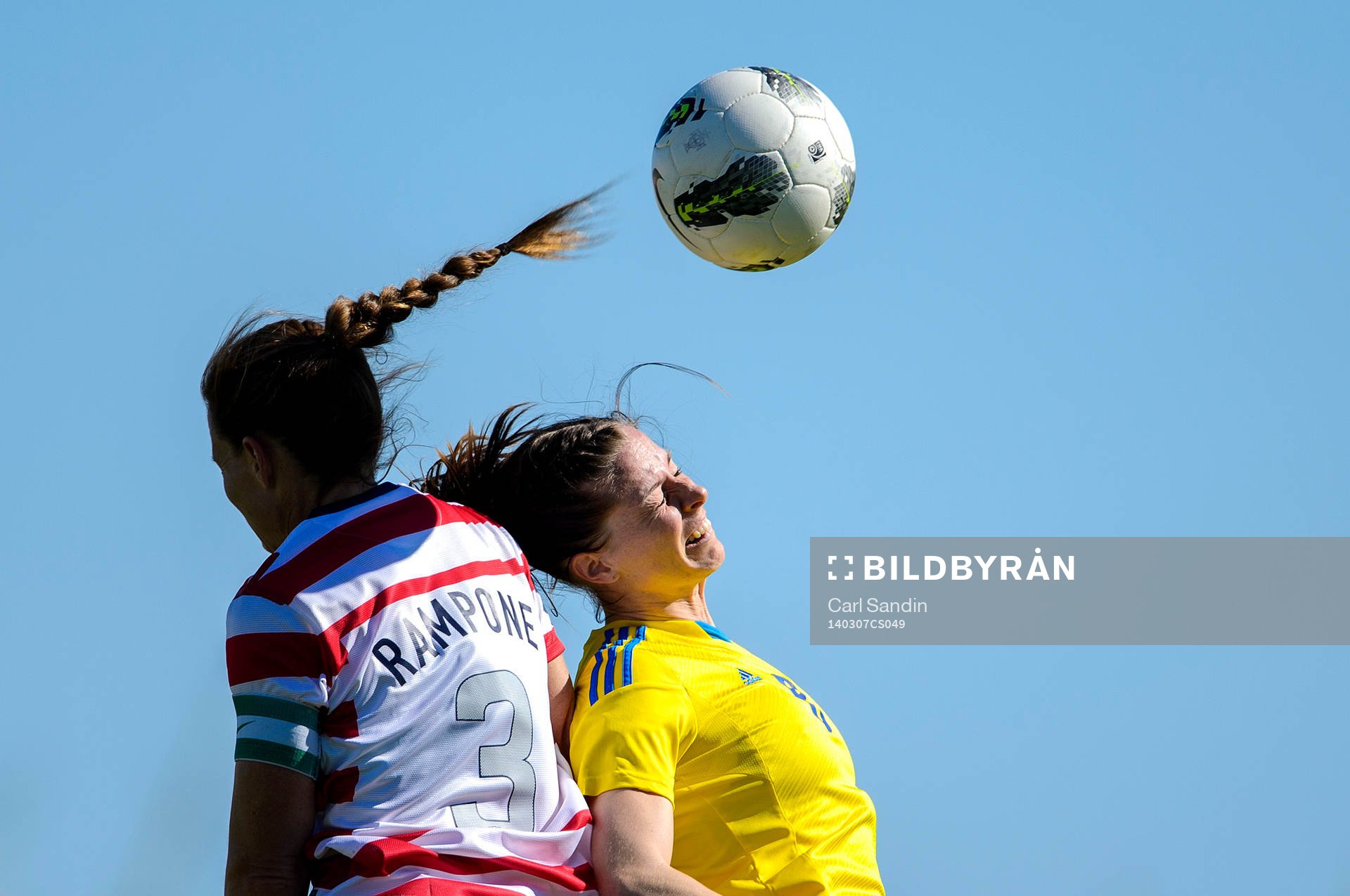 Sveriges Lotta Schelin i nickduell med USAs Christie Rampone under fotbollsmatchen mellan Sverige och USA i Algarve Cup den 7 mars 2014.