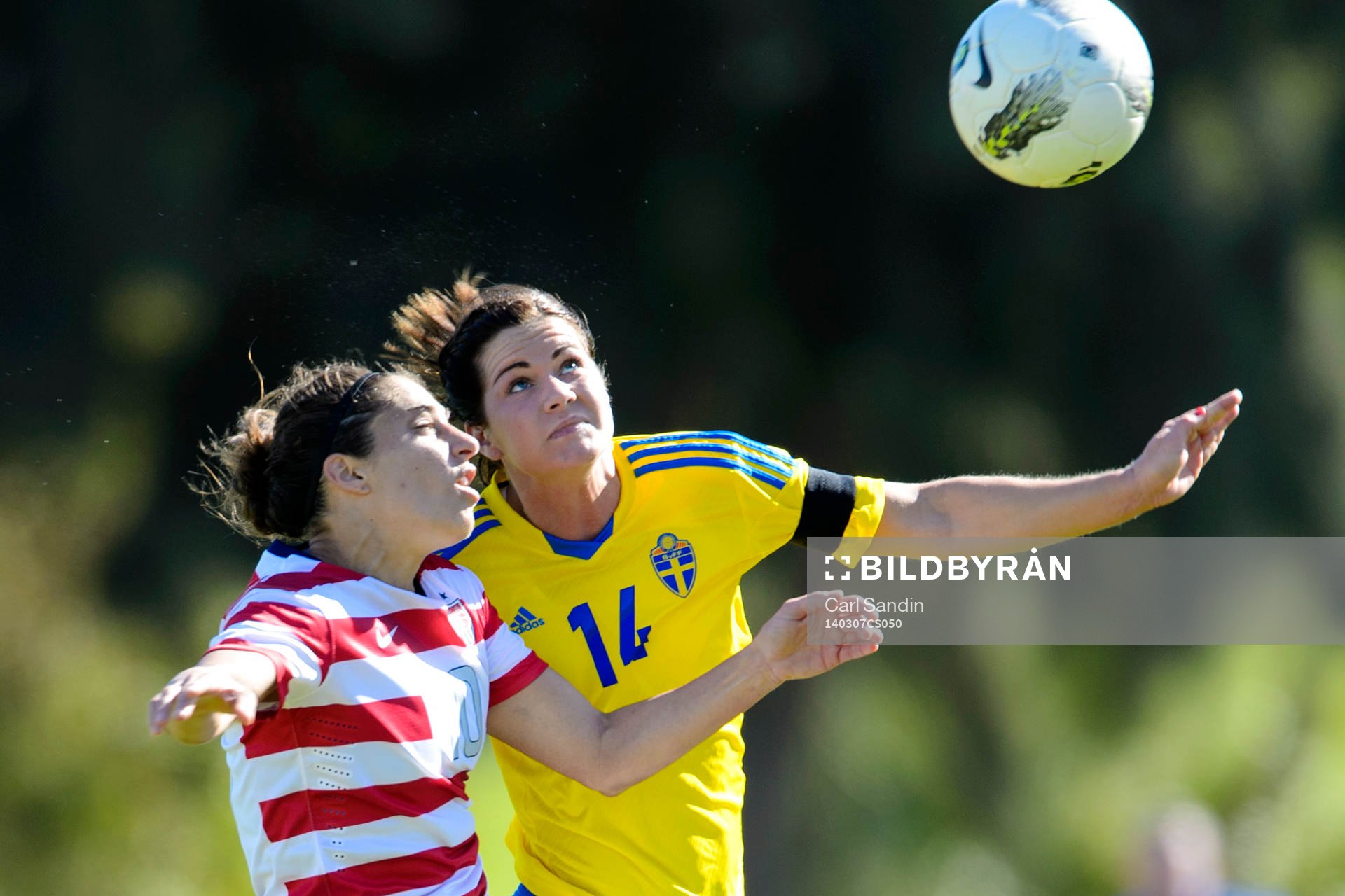 Sveriges Hanna Folkesson i nickduell med USAs Carli Lloyd under fotbollsmatchen mellan Sverige och USA i Algarve Cup den 7 mars 2014.