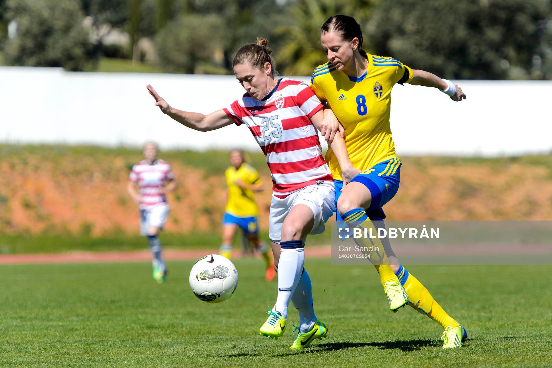 USAs Meghan Klingenberg i närkamp med Sveriges Lotta Schelin under fotbollsmatchen mellan Sverige och USA i Algarve Cup den 7 mars 2014.