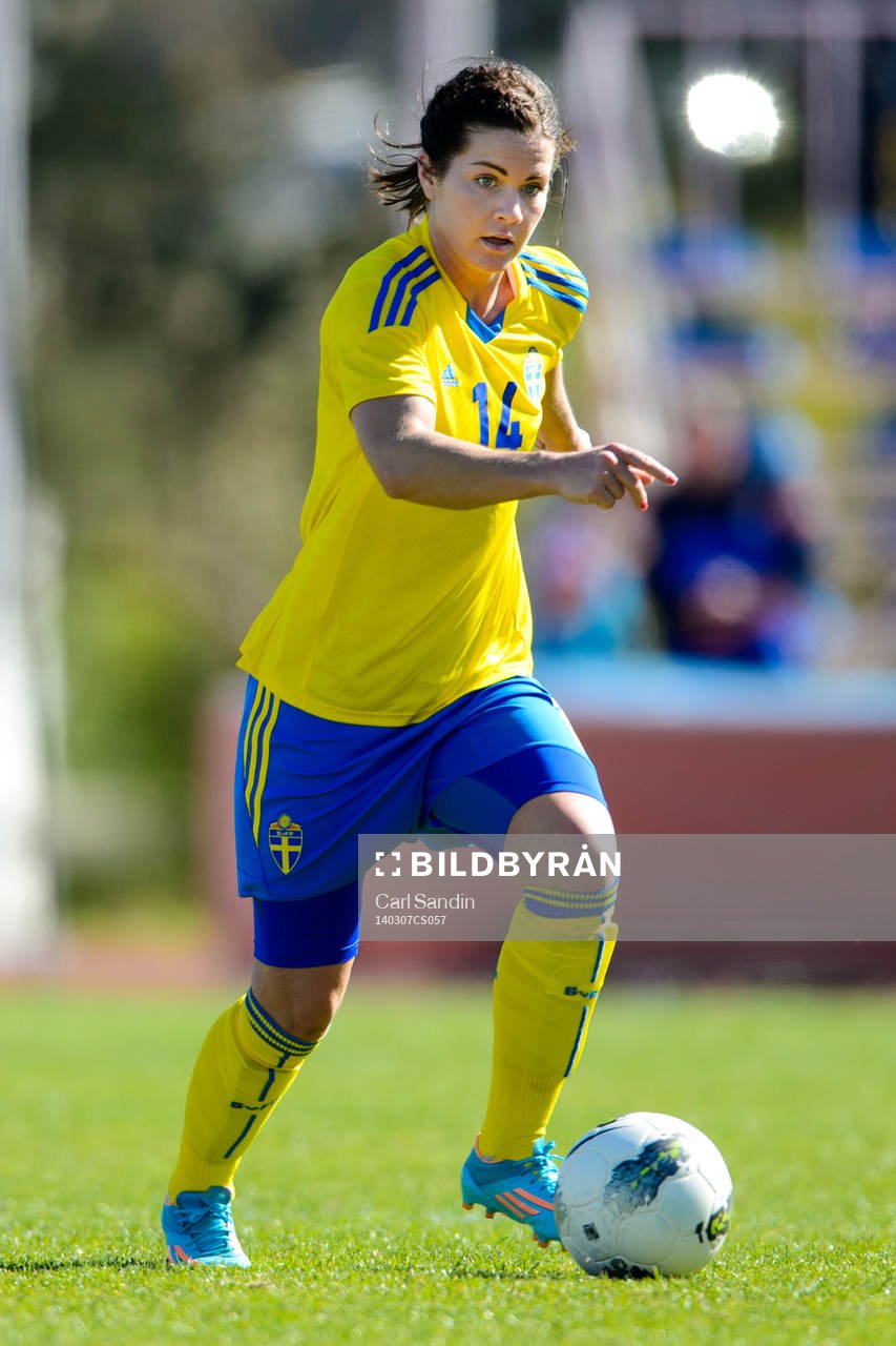 Sveriges Hanna Folkesson med bollen
