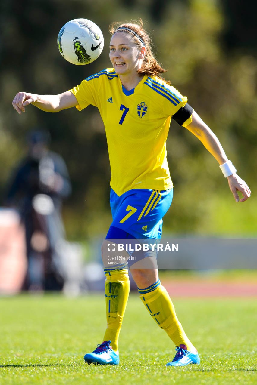Sveriges Lisa Dahlkvist med bollen