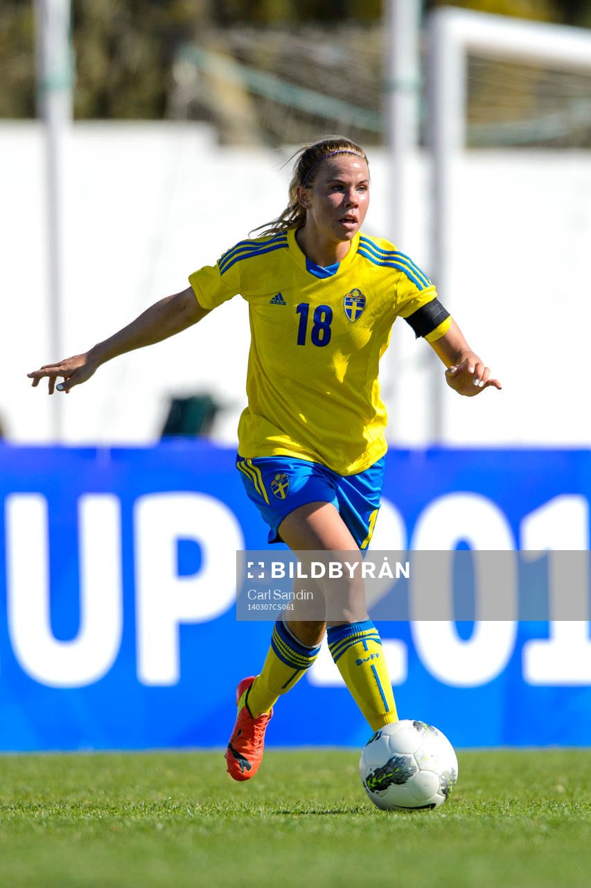 Sveriges Jessica Samuelsson med bollen