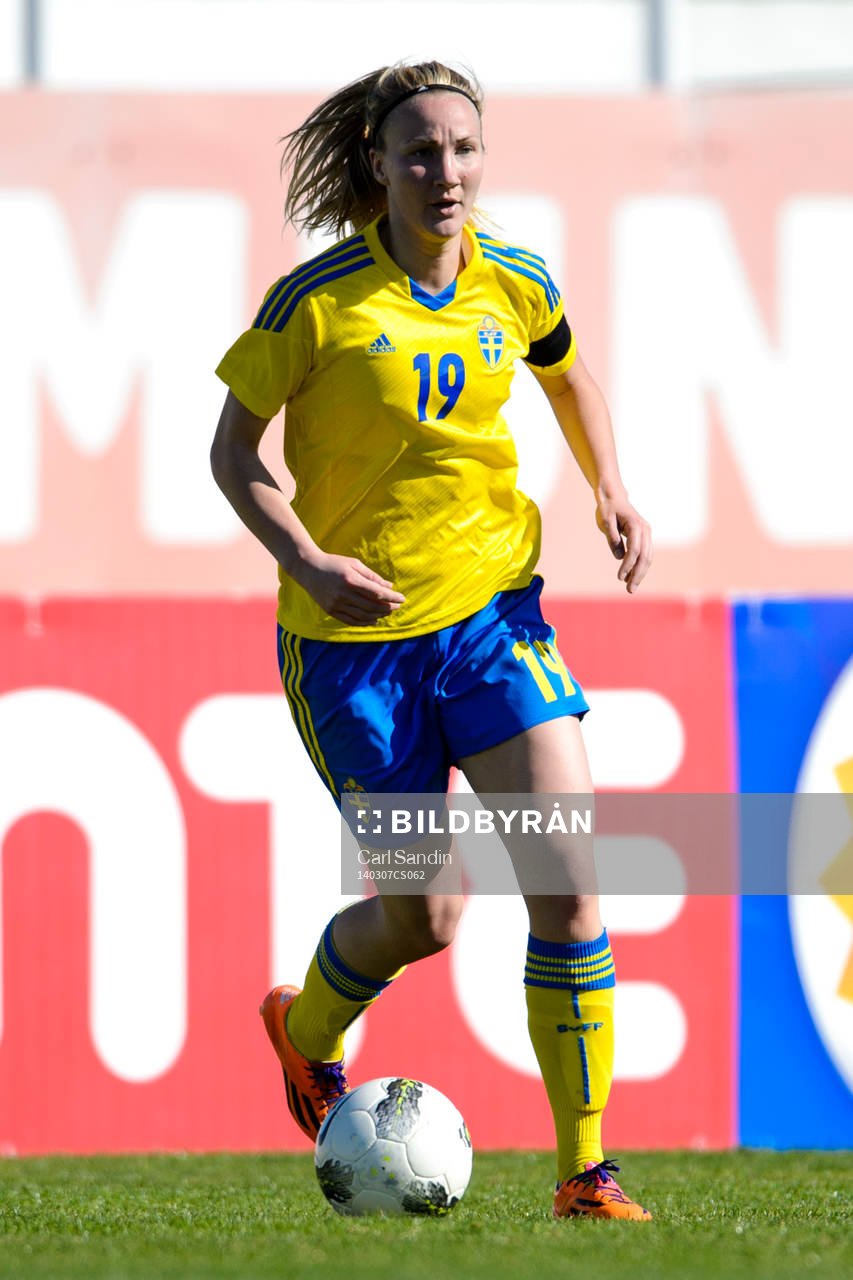 Sveriges Emma Lund med bollen