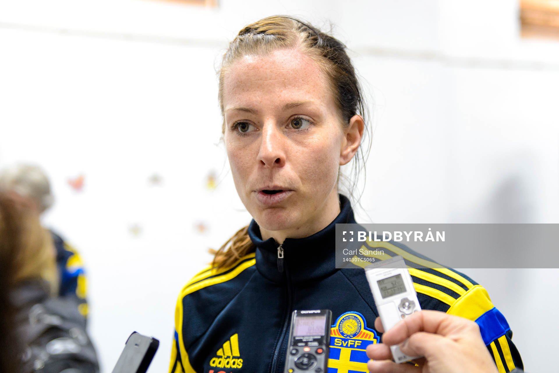 Sveriges Lotta Schelin blir intervjuad